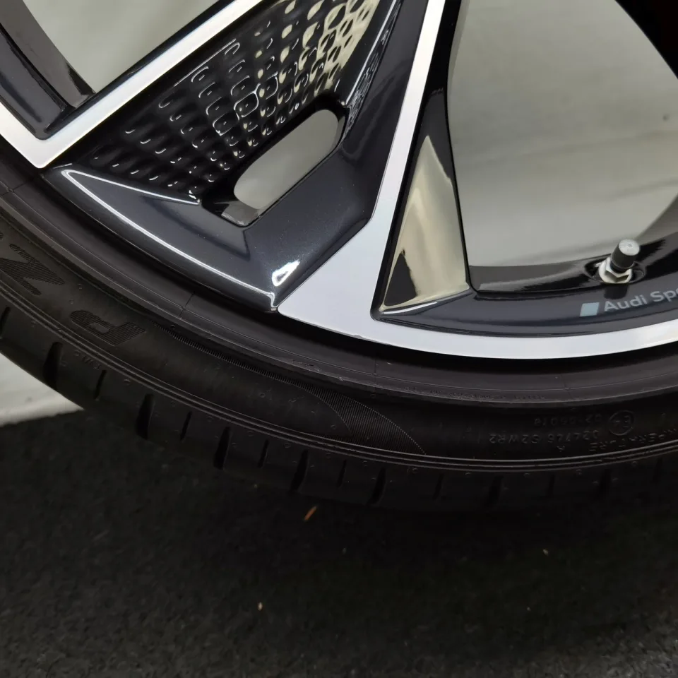 22 Zoll Audi 5-V-Speichen-Struktur Anthrazit glänzend, glanzgedreht Sommerräder / Pirelli P-Zero PZ4 (AO) PNCS 285/30 R22 – Bild 9