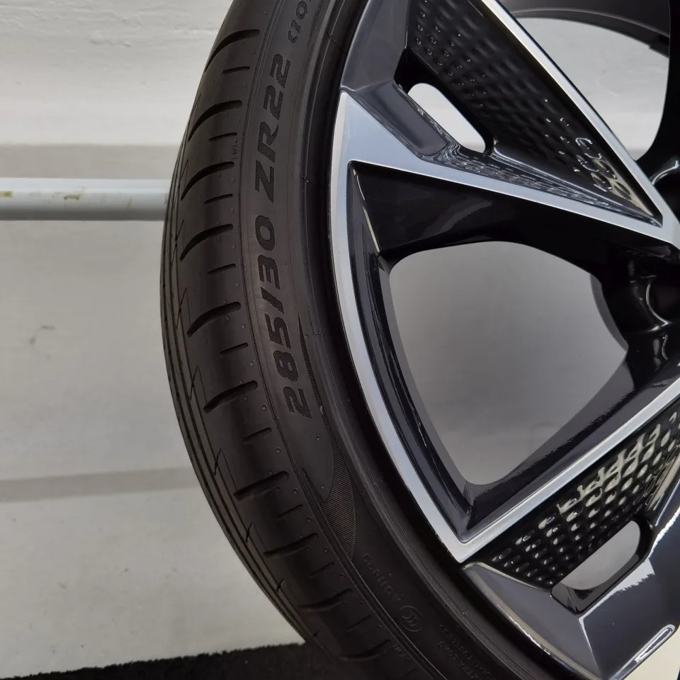 22 Zoll Audi 5-V-Speichen-Struktur Anthrazit glänzend, glanzgedreht Sommerräder / Pirelli P-Zero PZ4 (AO) PNCS 285/30 R22 – Bild 5