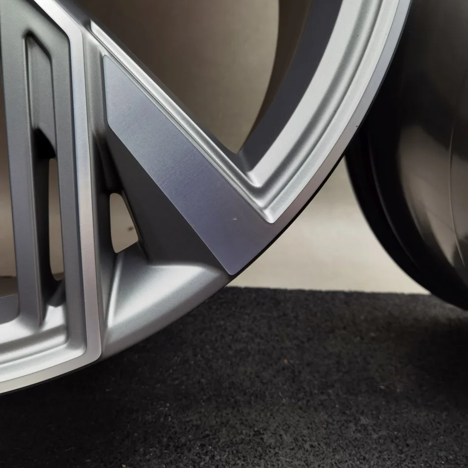 22 Zoll Audi 5-V-Speichen-Trapez Titan matt, glanzgedreht Alufelgen – Bild 5