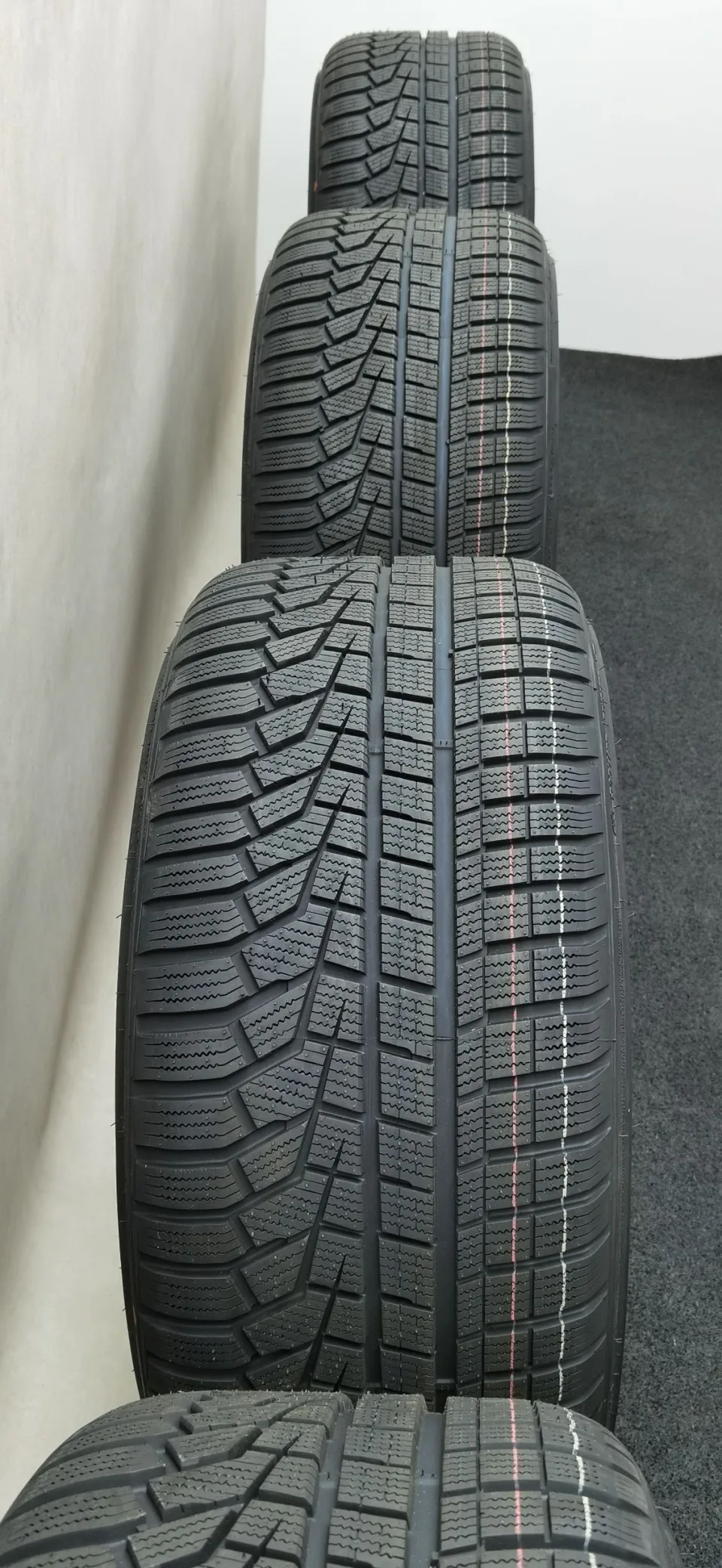 22 Zoll Audi 5-V-Speichen-Struktur Anthrazit glänzend, glanzgedreht Winterräder / Hankook Winter i*cept evo2 (AO) 285/30 R22 – Bild 2