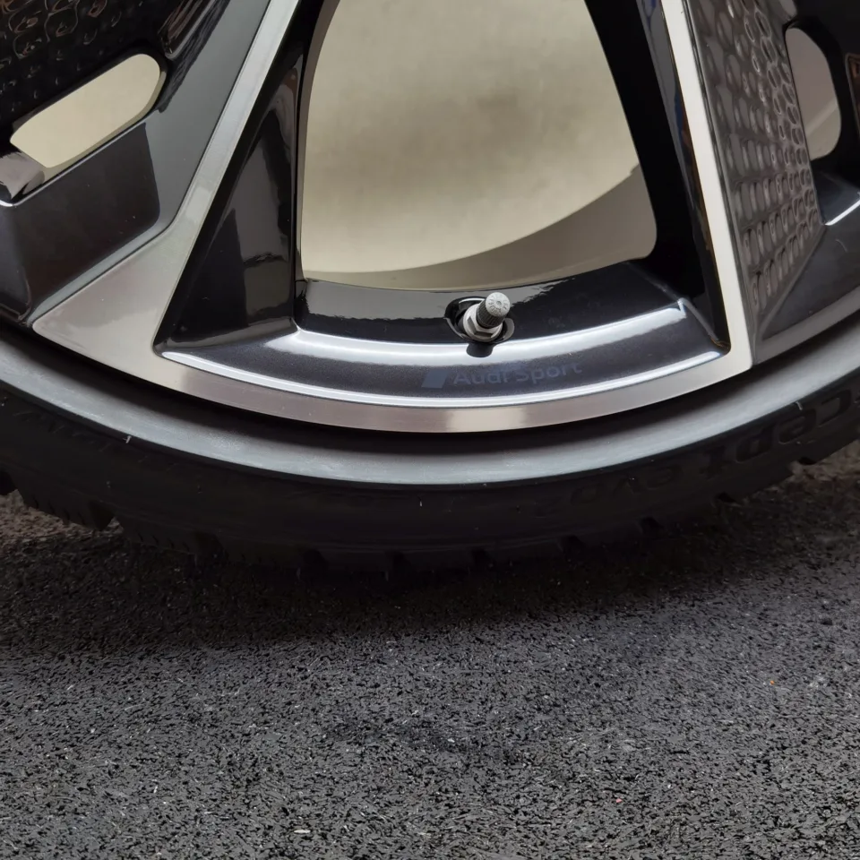 22 Zoll Audi 5-V-Speichen-Struktur Anthrazit glänzend, glanzgedreht Winterräder / Hankook Winter i*cept evo2 (AO) 285/30 R22 – Bild 4