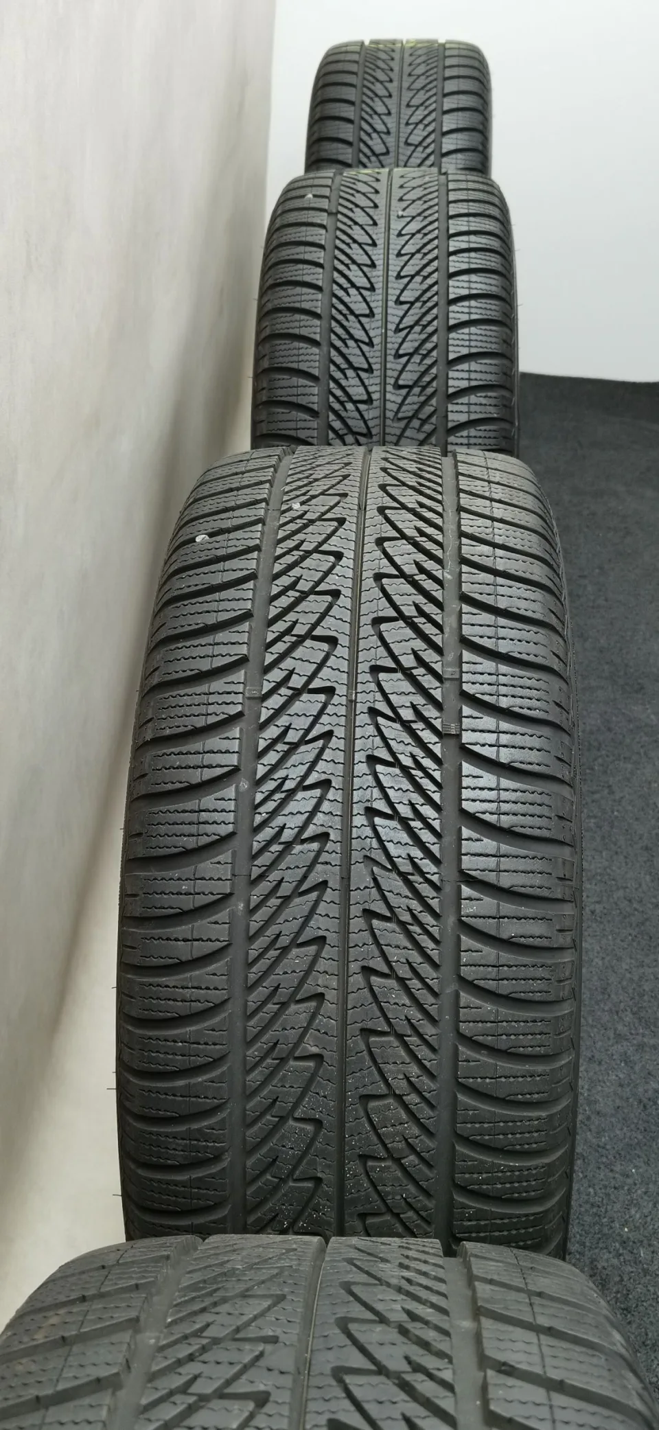 20 Zoll Volkswagen Montero Silber Winterräder / Goodyear Ultra Grip 8 Performance AO 285/45 R20 – Bild 2