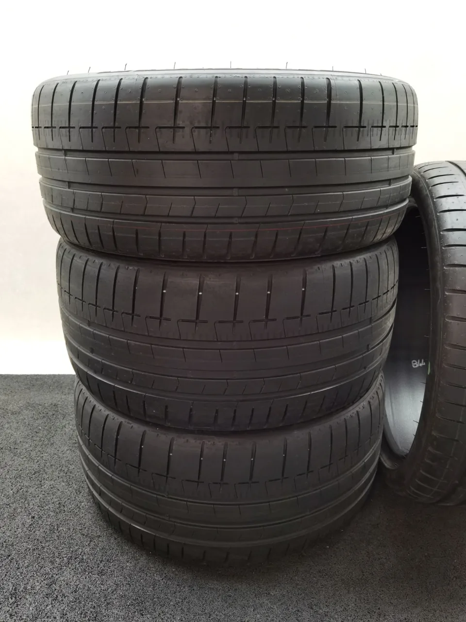 Pirelli P-Zero R (R1) 265/30 R19 Sommerreifen – Bild 2