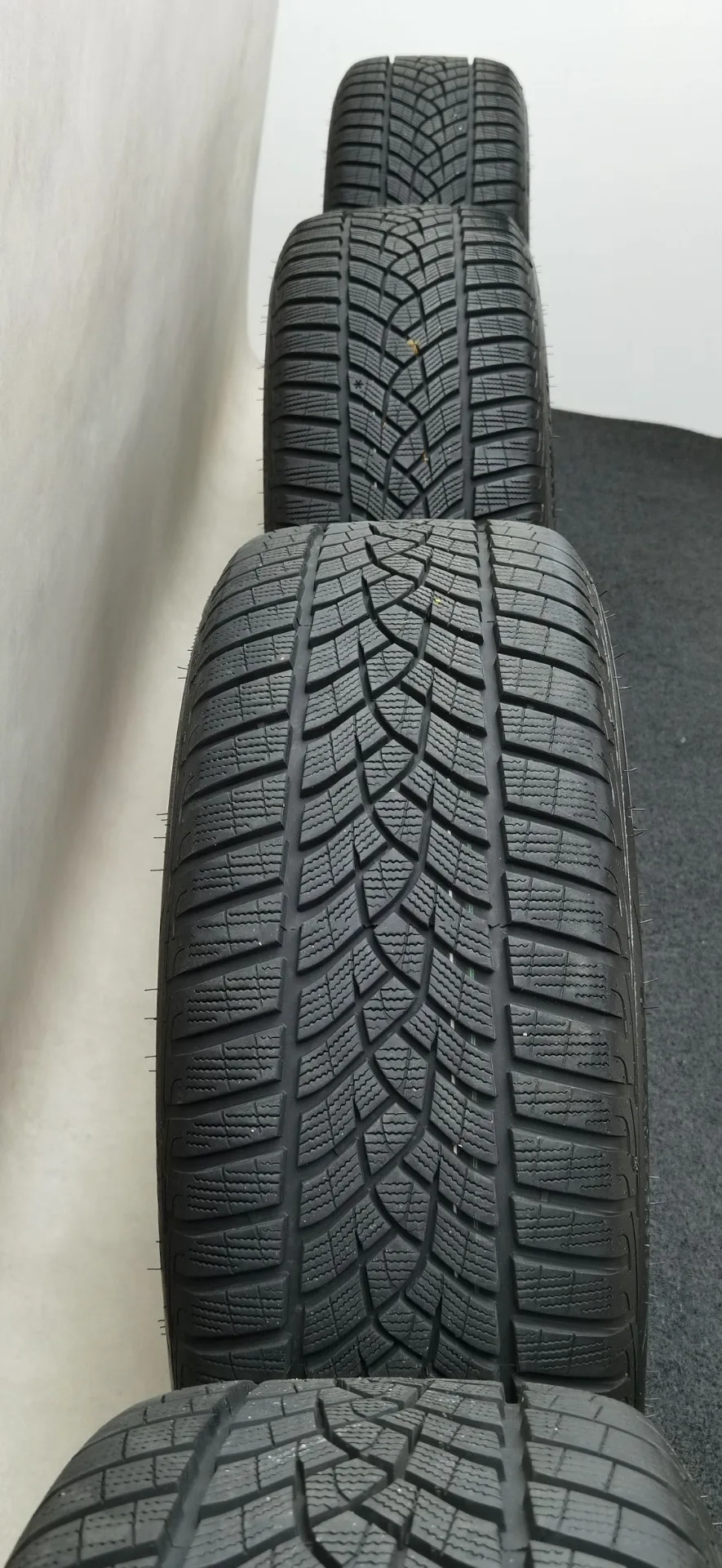 19 Zoll Dezent KG Schwarz glänzend Winterräder / Goodyear Ultragrip Performance + 245/45 R19 – Bild 2