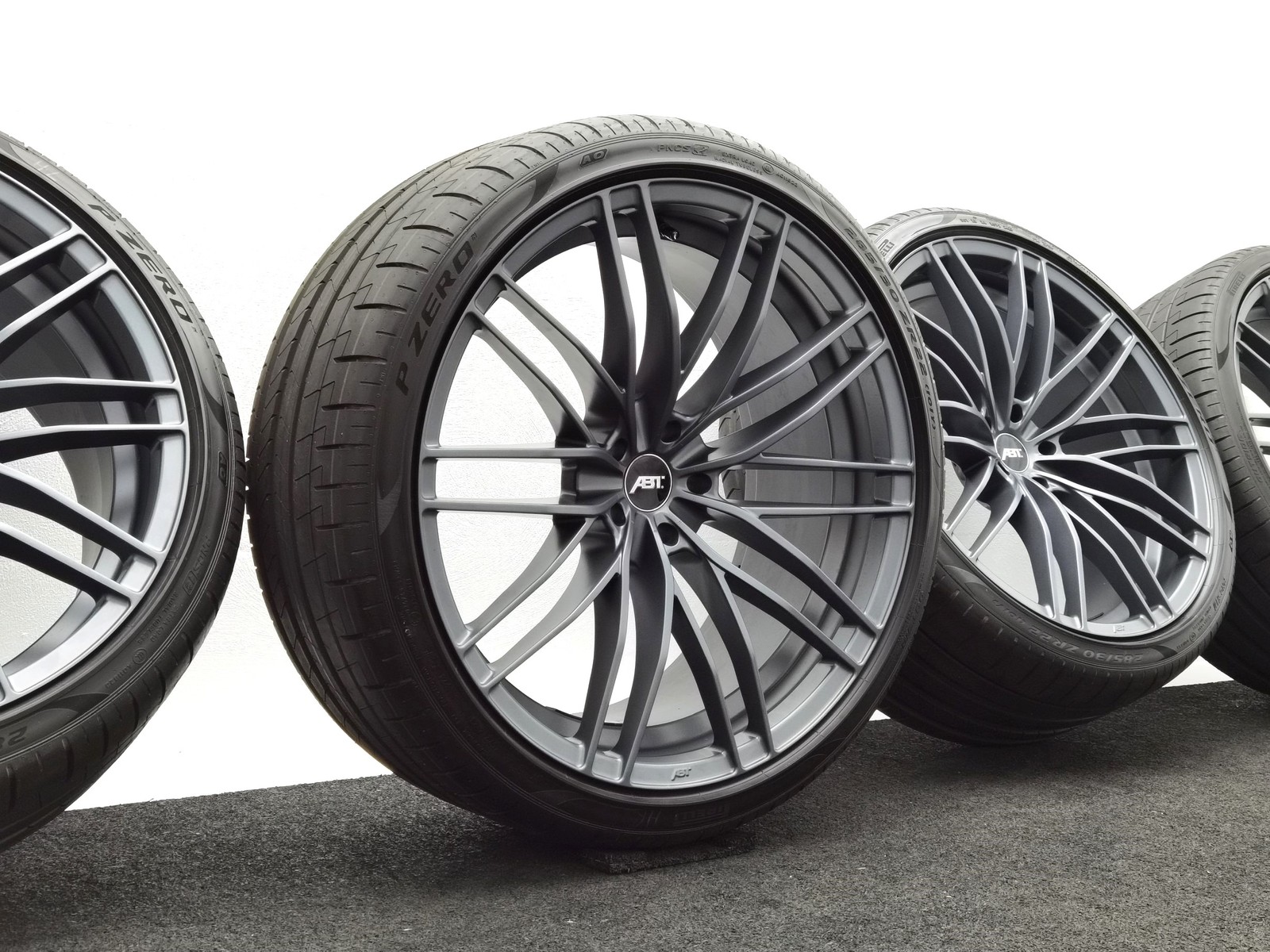 22 Zoll ABT Sportsline HR22 Dark smoke Sommerräder / Pirelli P-Zero PZ4 (AO) PNCS 285/30 R22