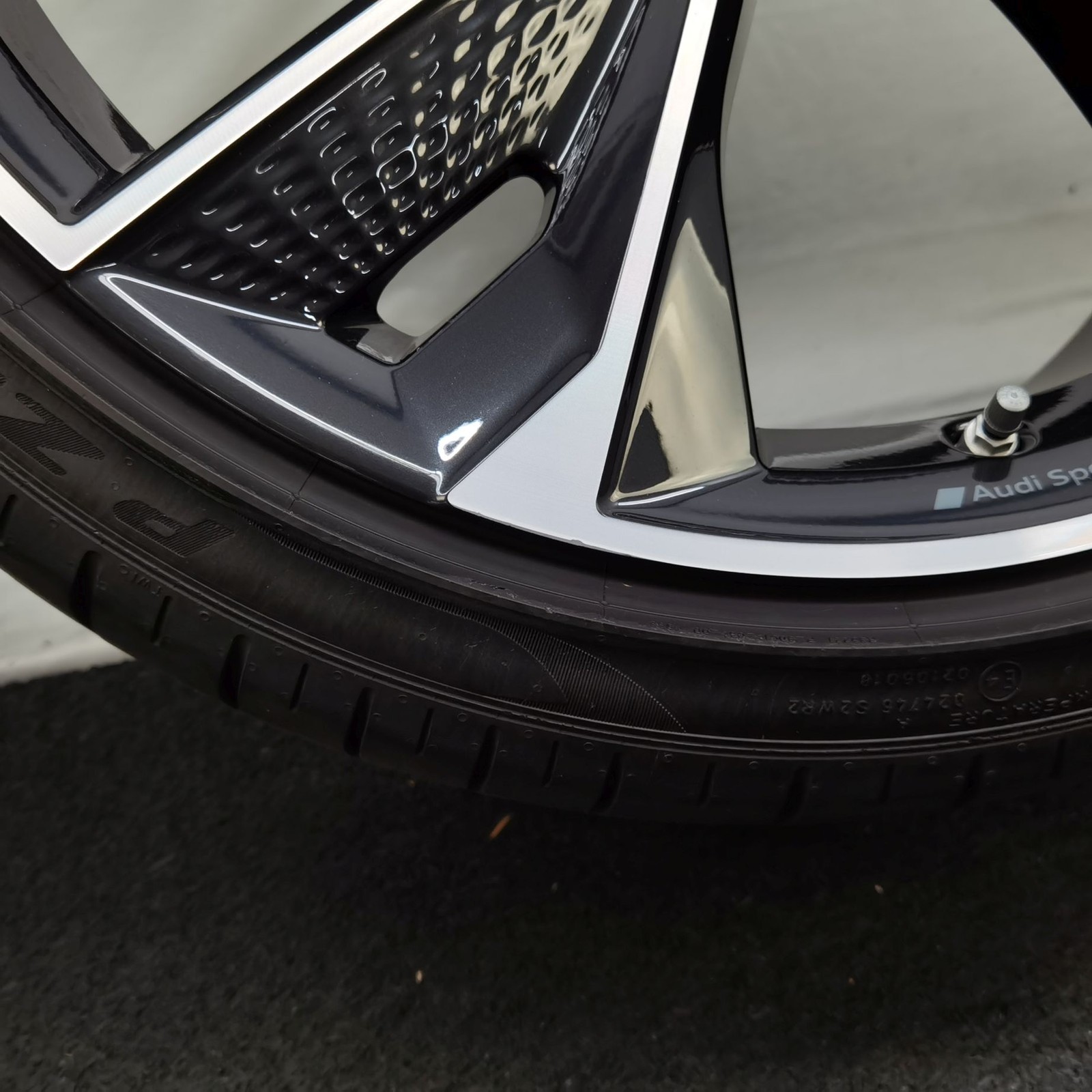 22 Zoll Audi 5-V-Speichen-Struktur Anthrazit glänzend, glanzgedreht Sommerräder / Pirelli P-Zero PZ4 (AO) PNCS 285/30 R22 – Bild 9