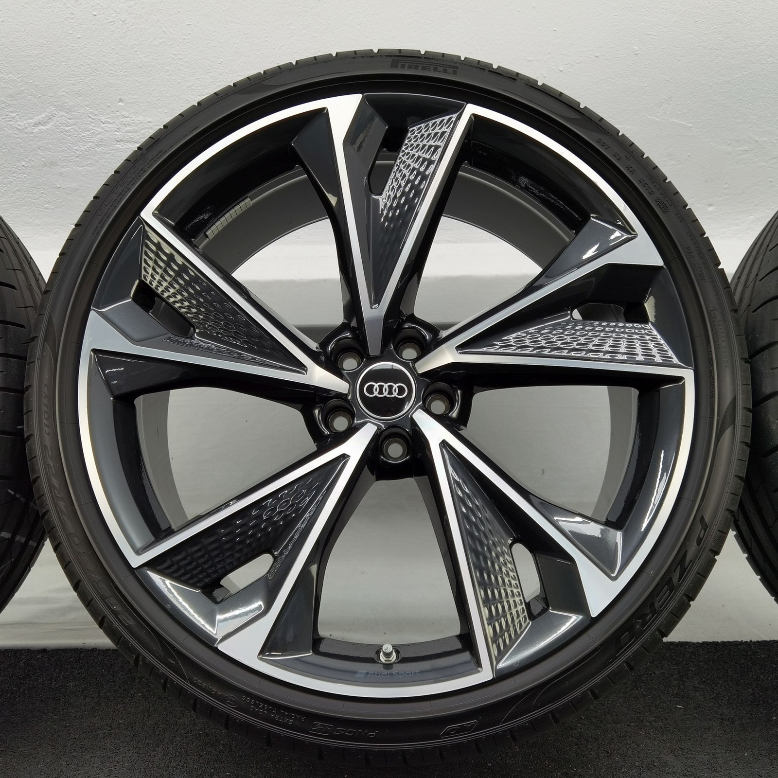 22 Zoll Audi 5-V-Speichen-Struktur Anthrazit glänzend, glanzgedreht Sommerräder / Pirelli P-Zero PZ4 (AO) PNCS 285/30 R22 – Bild 11