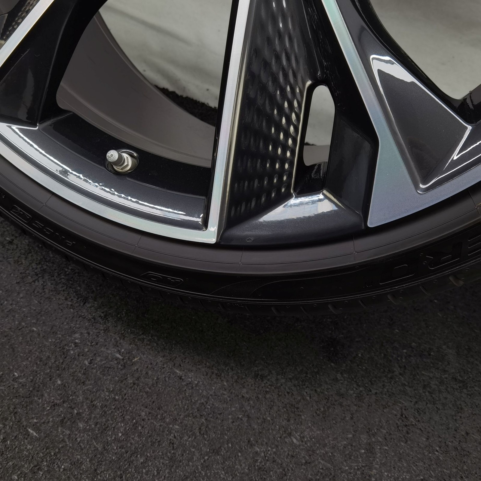 22 Zoll Audi 5-V-Speichen-Struktur Anthrazit glänzend, glanzgedreht Sommerräder / Pirelli P-Zero PZ4 (AO) PNCS 285/30 R22 – Bild 12