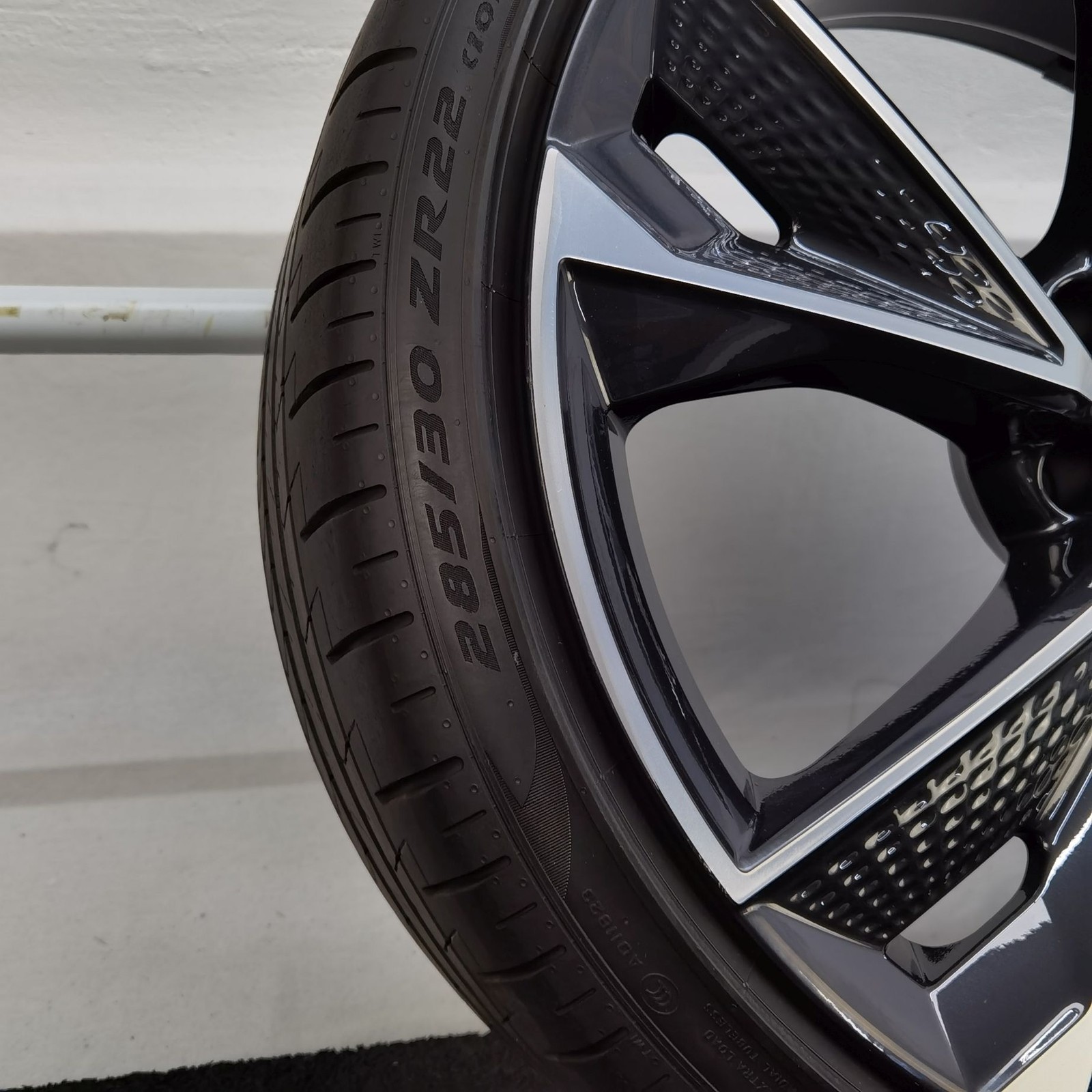 22 Zoll Audi 5-V-Speichen-Struktur Anthrazit glänzend, glanzgedreht Sommerräder / Pirelli P-Zero PZ4 (AO) PNCS 285/30 R22 – Bild 5