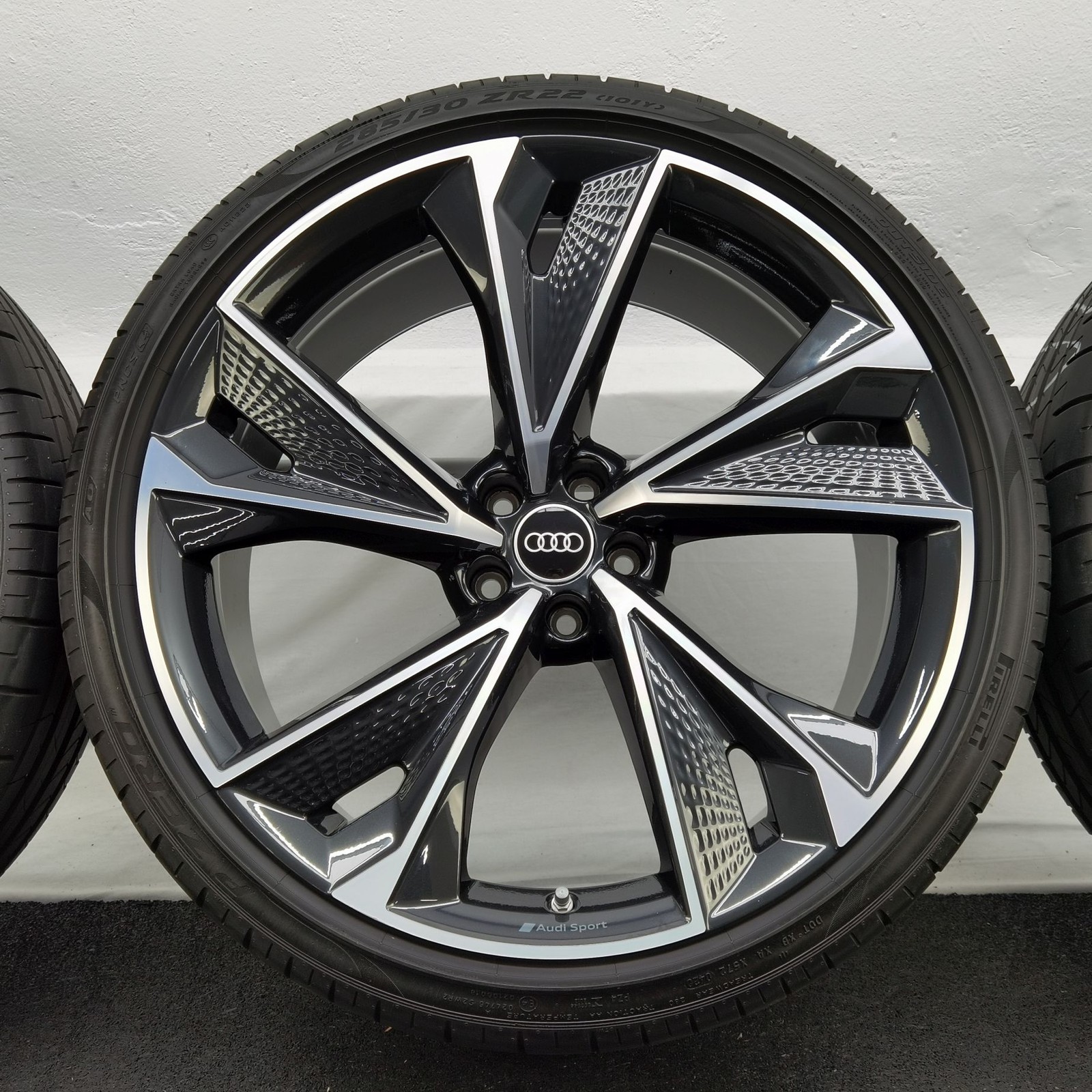 22 Zoll Audi 5-V-Speichen-Struktur Anthrazit glänzend, glanzgedreht Sommerräder / Pirelli P-Zero PZ4 (AO) PNCS 285/30 R22 – Bild 8