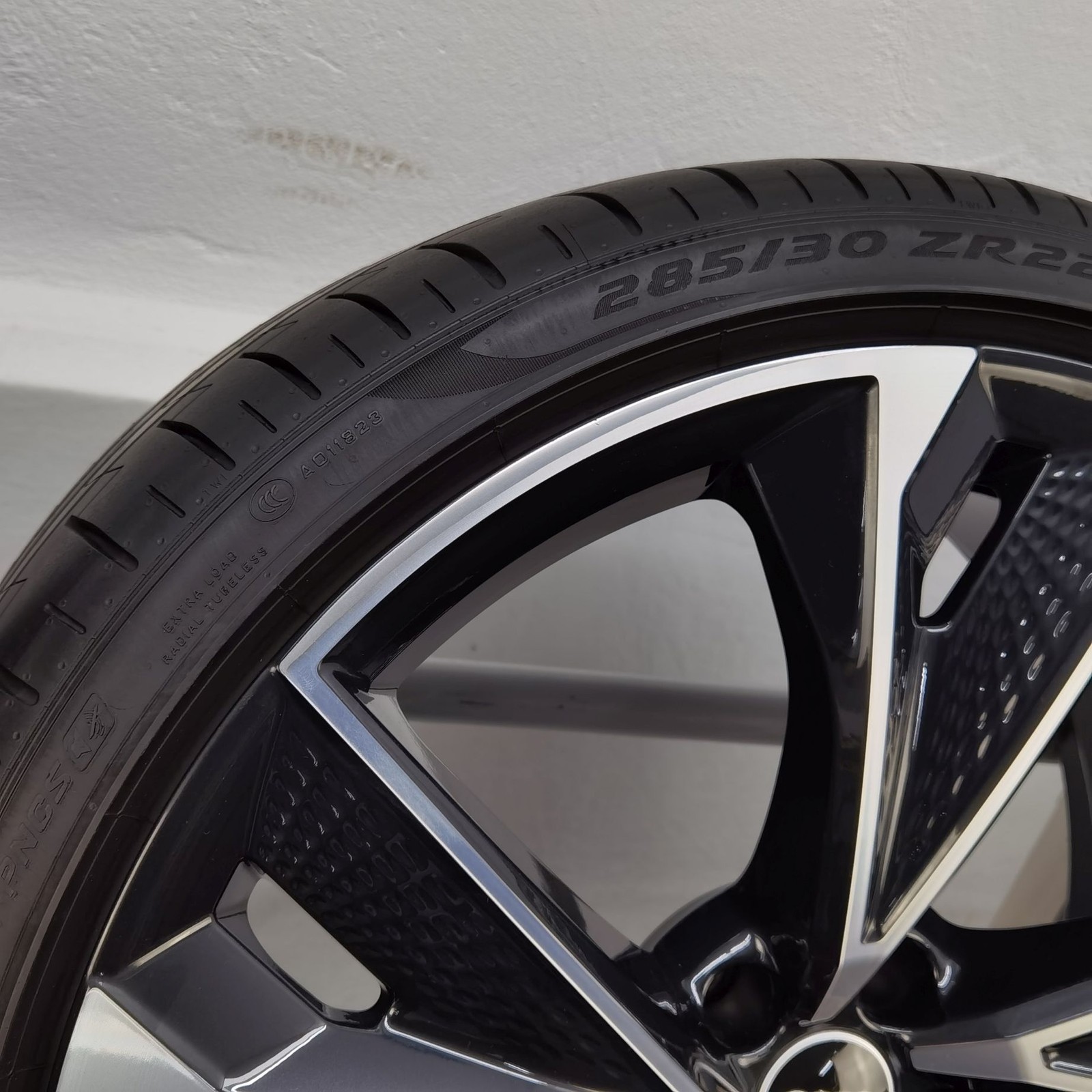 22 Zoll Audi 5-V-Speichen-Struktur Anthrazit glänzend, glanzgedreht Sommerräder / Pirelli P-Zero PZ4 (AO) PNCS 285/30 R22 – Bild 10