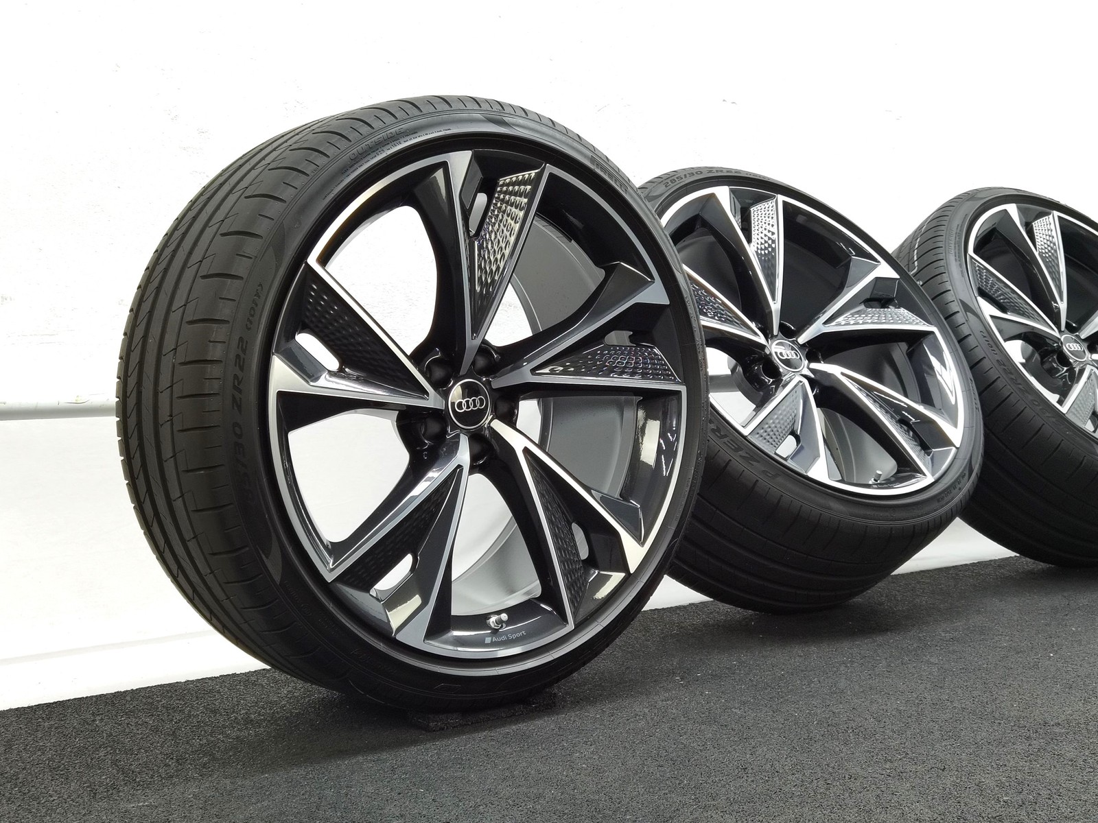 22 Zoll Audi 5-V-Speichen-Struktur Anthrazit glänzend, glanzgedreht Sommerräder / Pirelli P-Zero PZ4 (AO) PNCS 285/30 R22 – Bild 1