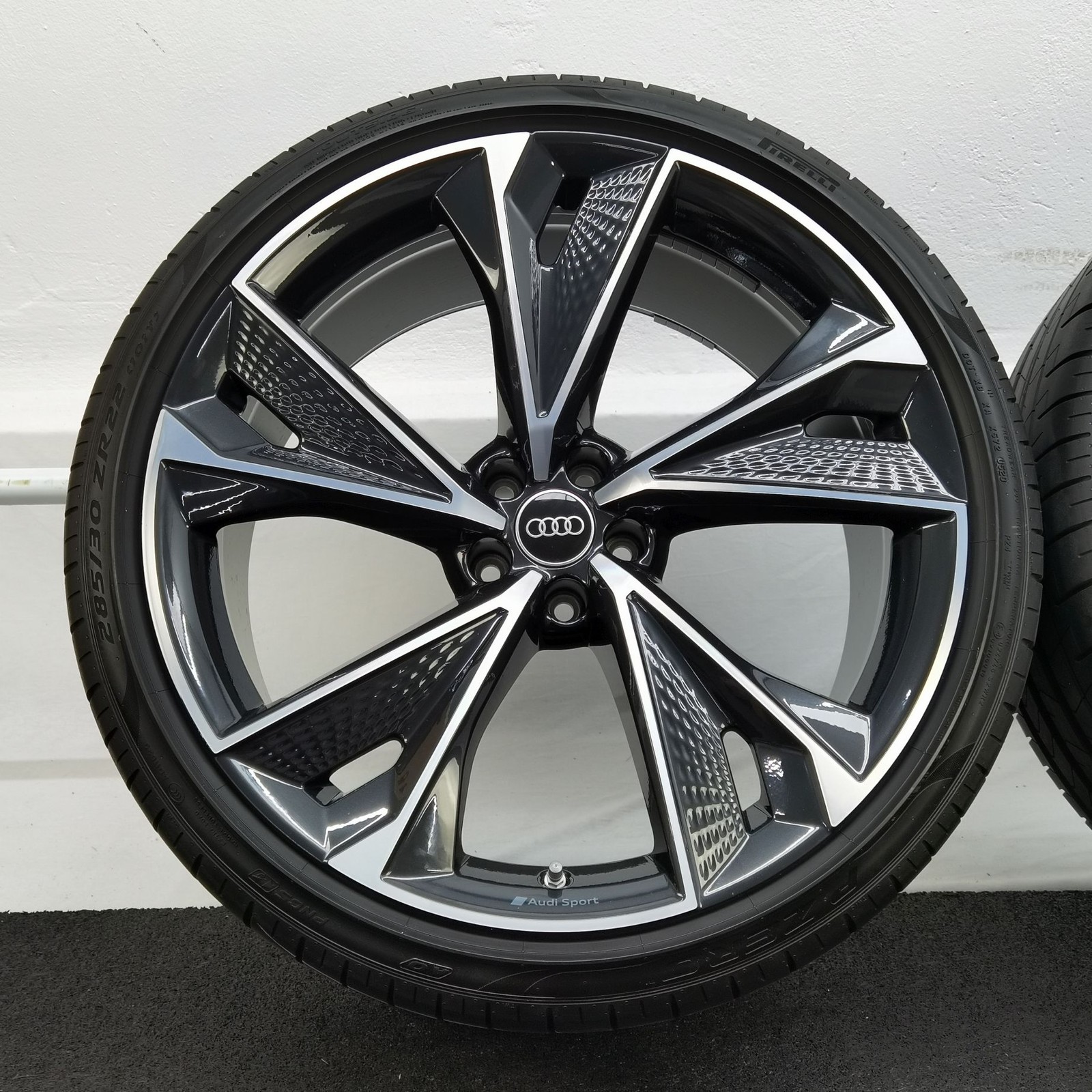 22 Zoll Audi 5-V-Speichen-Struktur Anthrazit glänzend, glanzgedreht Sommerräder / Pirelli P-Zero PZ4 (AO) PNCS 285/30 R22 – Bild 4