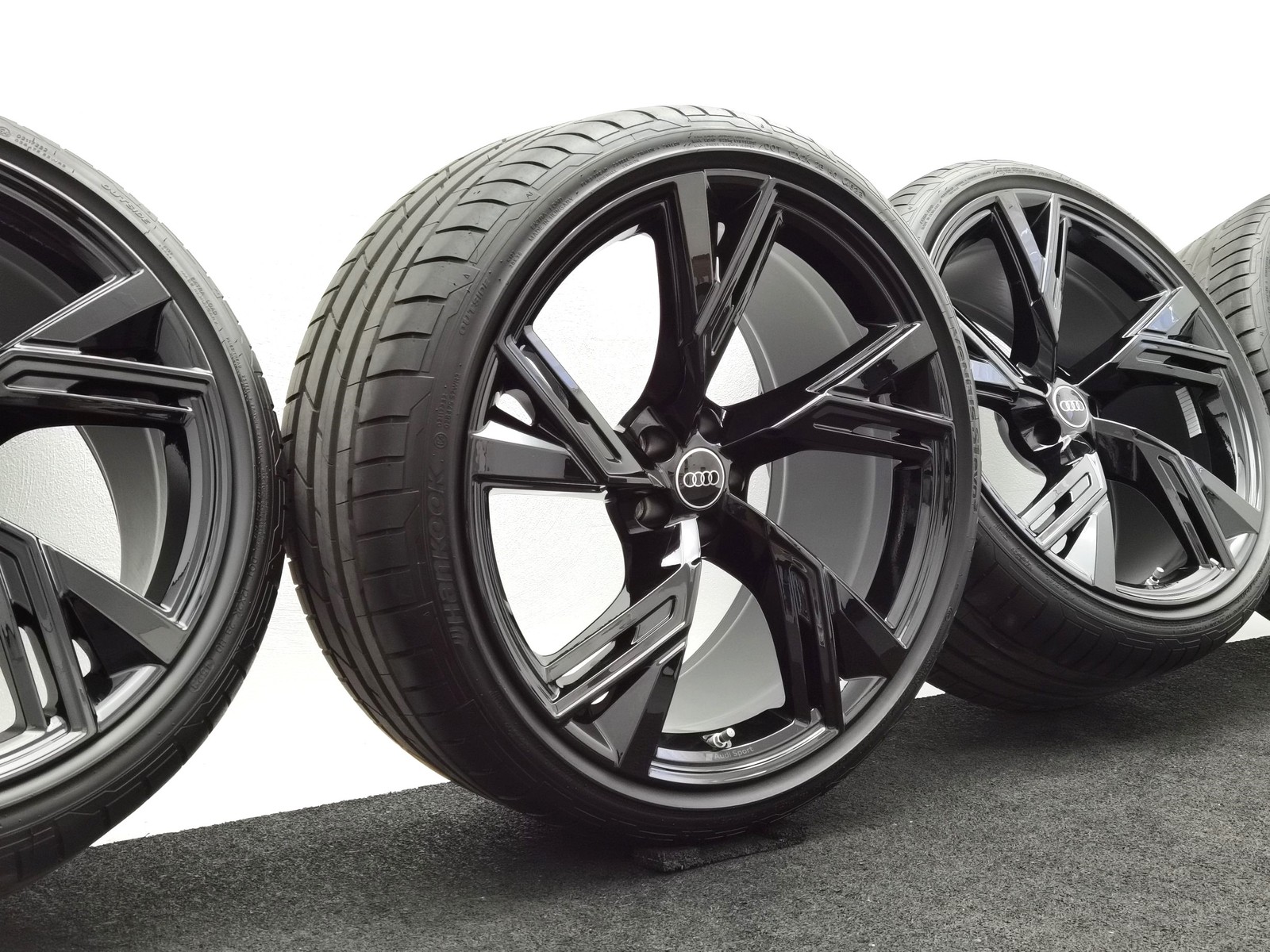 22 Zoll Audi 5-V-Speichen-Trapez Schwarz glänzend Sommerräder / Hankook Ventus S1 evo3 (soundabsorber) (AO) 285/30 R22 – Bild 1