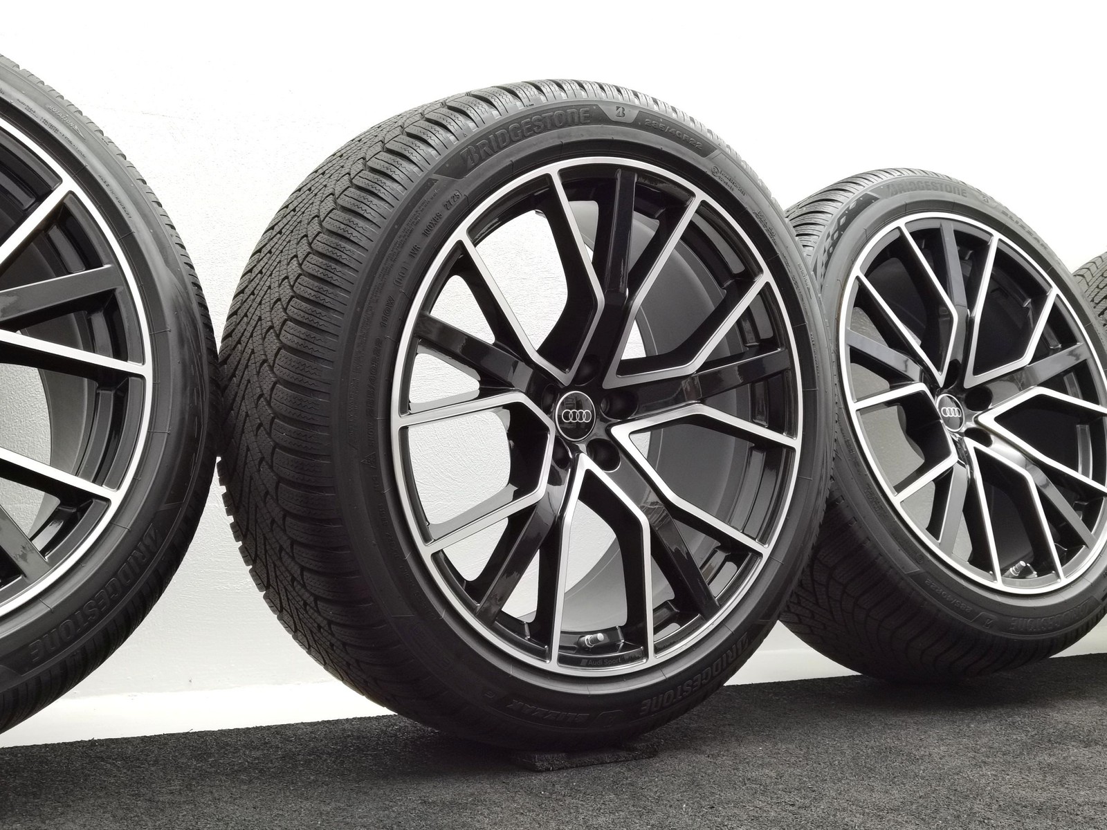 22 Zoll Audi 5-V-Speichen-Stern Anthrazit glänzend, glanzgedreht Winterräder / Bridgestone Blizzak 6 285/40 R22