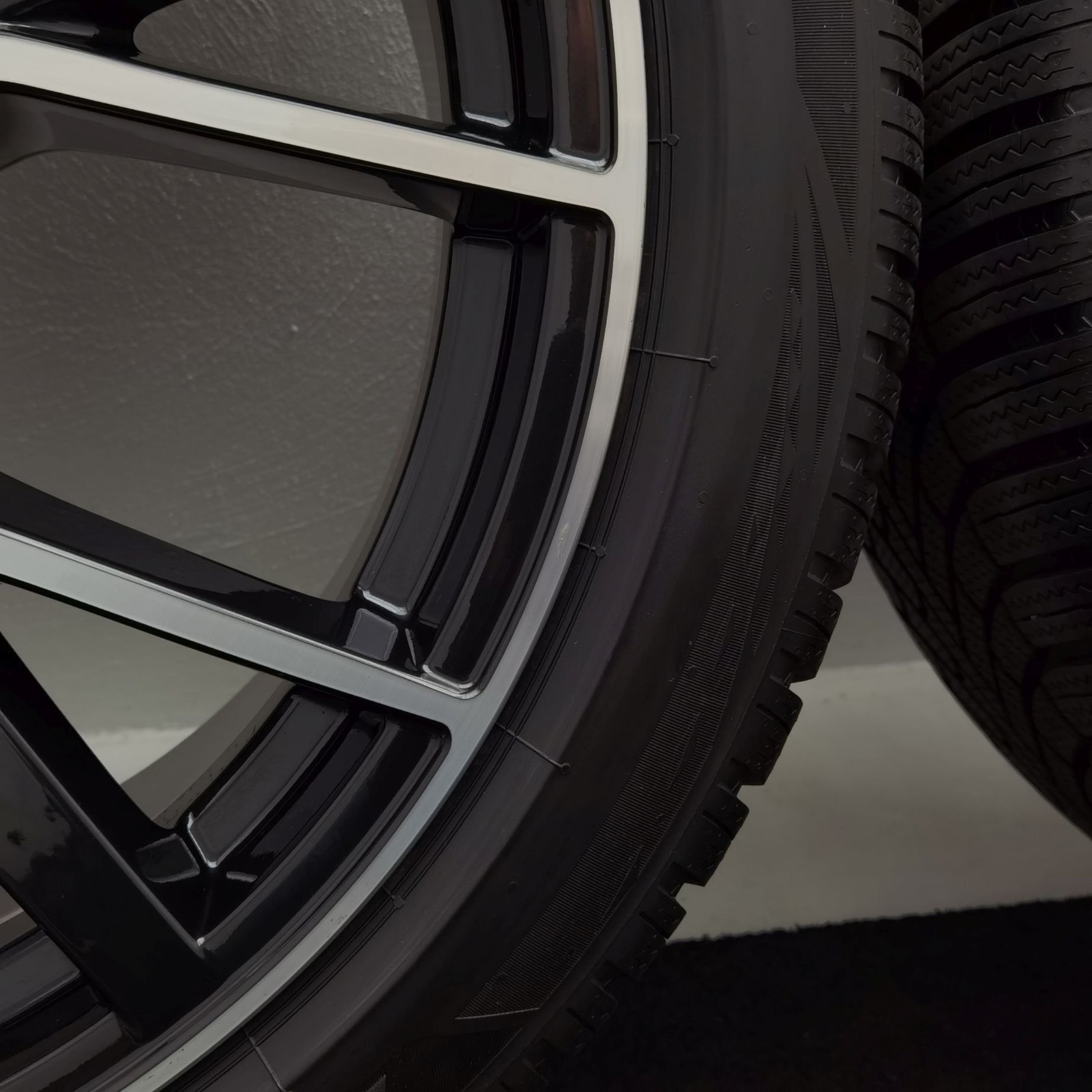 22 Zoll Audi 5-V-Speichen-Stern Anthrazit glänzend, glanzgedreht Winterräder / Bridgestone Blizzak 6 285/40 R22 – Bild 5