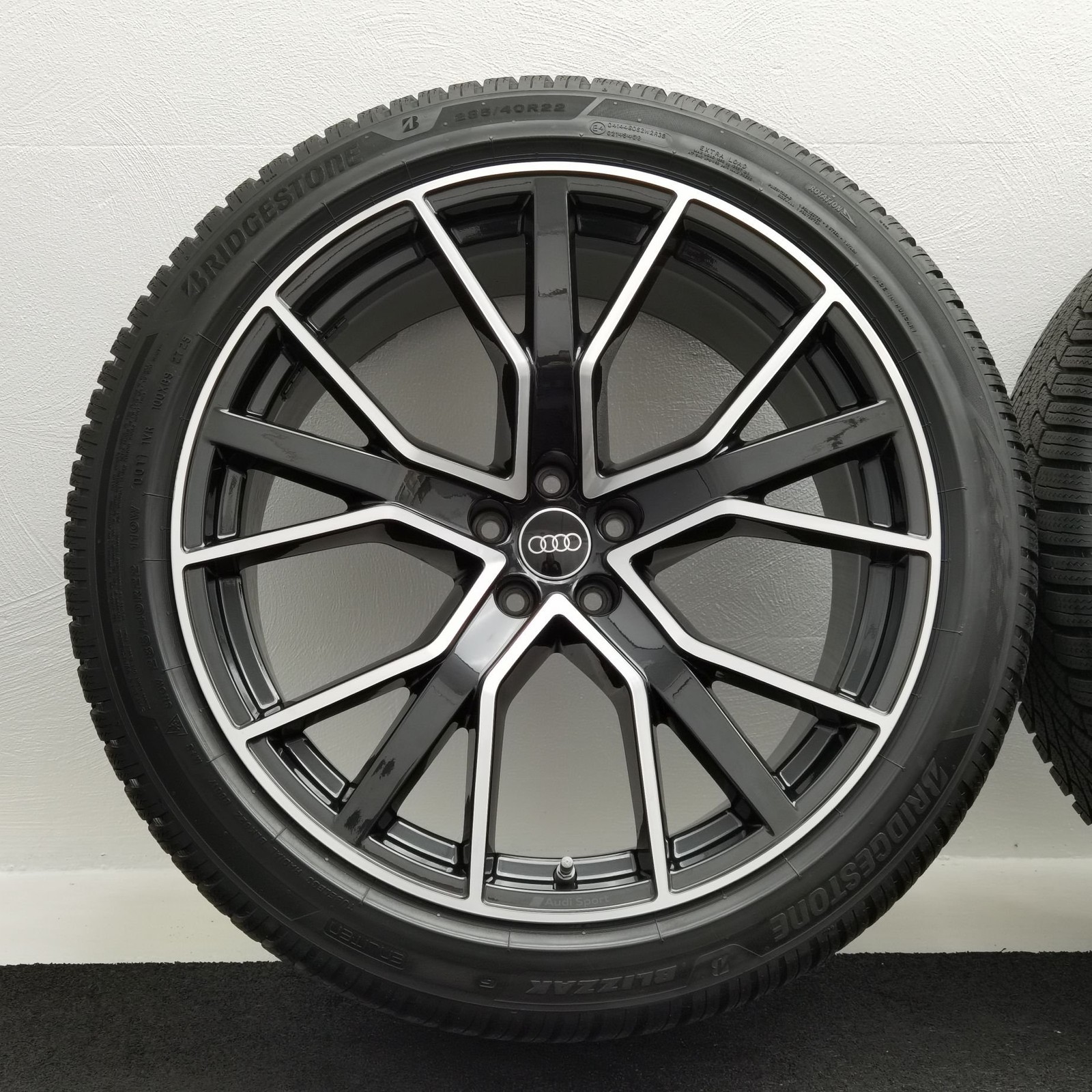 22 Zoll Audi 5-V-Speichen-Stern Anthrazit glänzend, glanzgedreht Winterräder / Bridgestone Blizzak 6 285/40 R22 – Bild 3