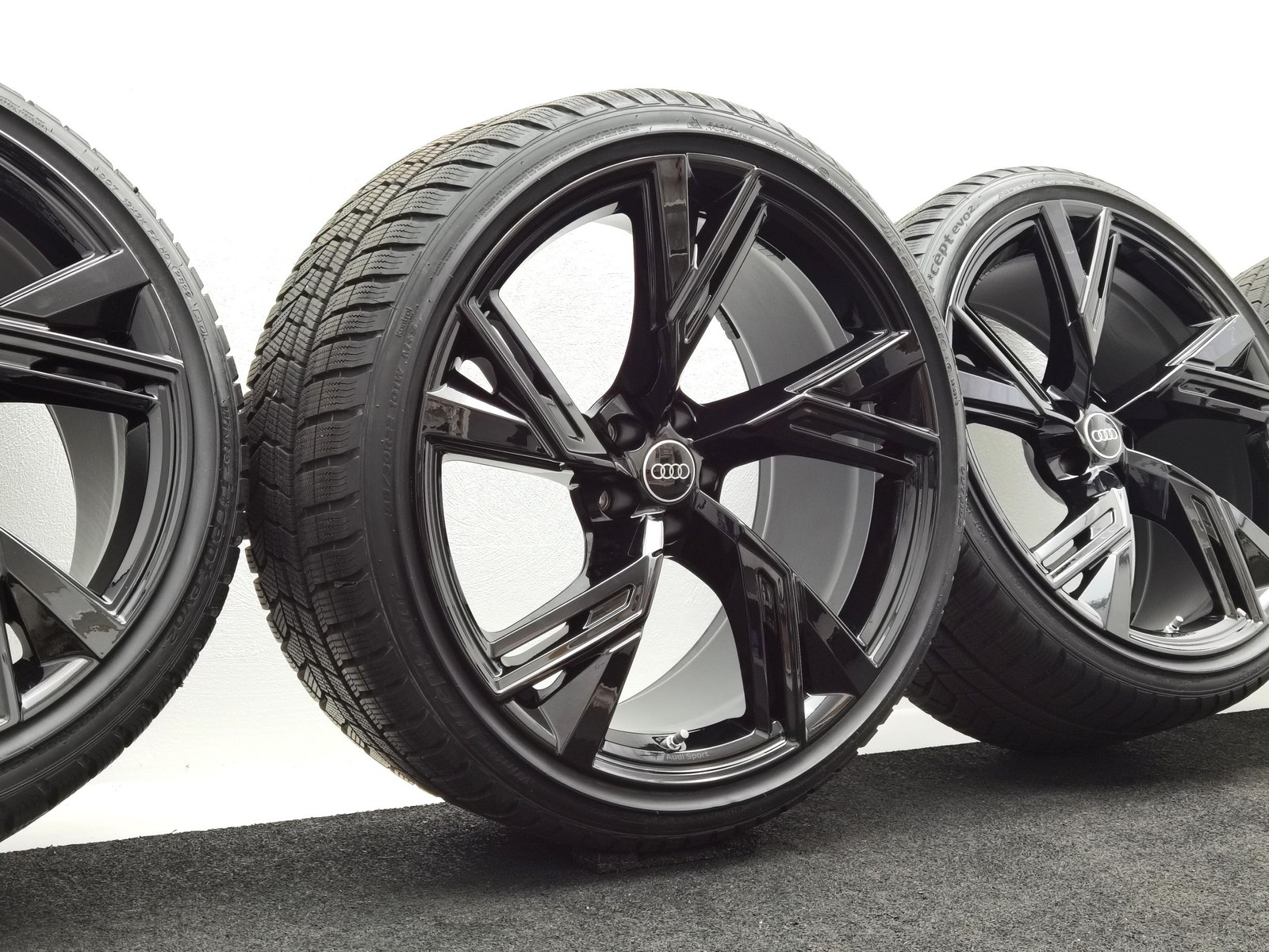 22 Zoll Audi 5-V-Speichen-Trapez Schwarz glänzend Winterräder / Hankook Winter i*cept evo2 (AO) 285/30 R22 – Bild 1