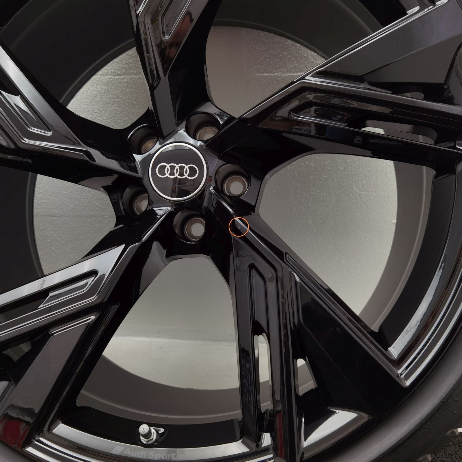 22 Zoll Audi 5-V-Speichen-Trapez Schwarz glänzend Winterräder / Hankook Winter i*cept evo2 (AO) 285/30 R22 – Bild 8