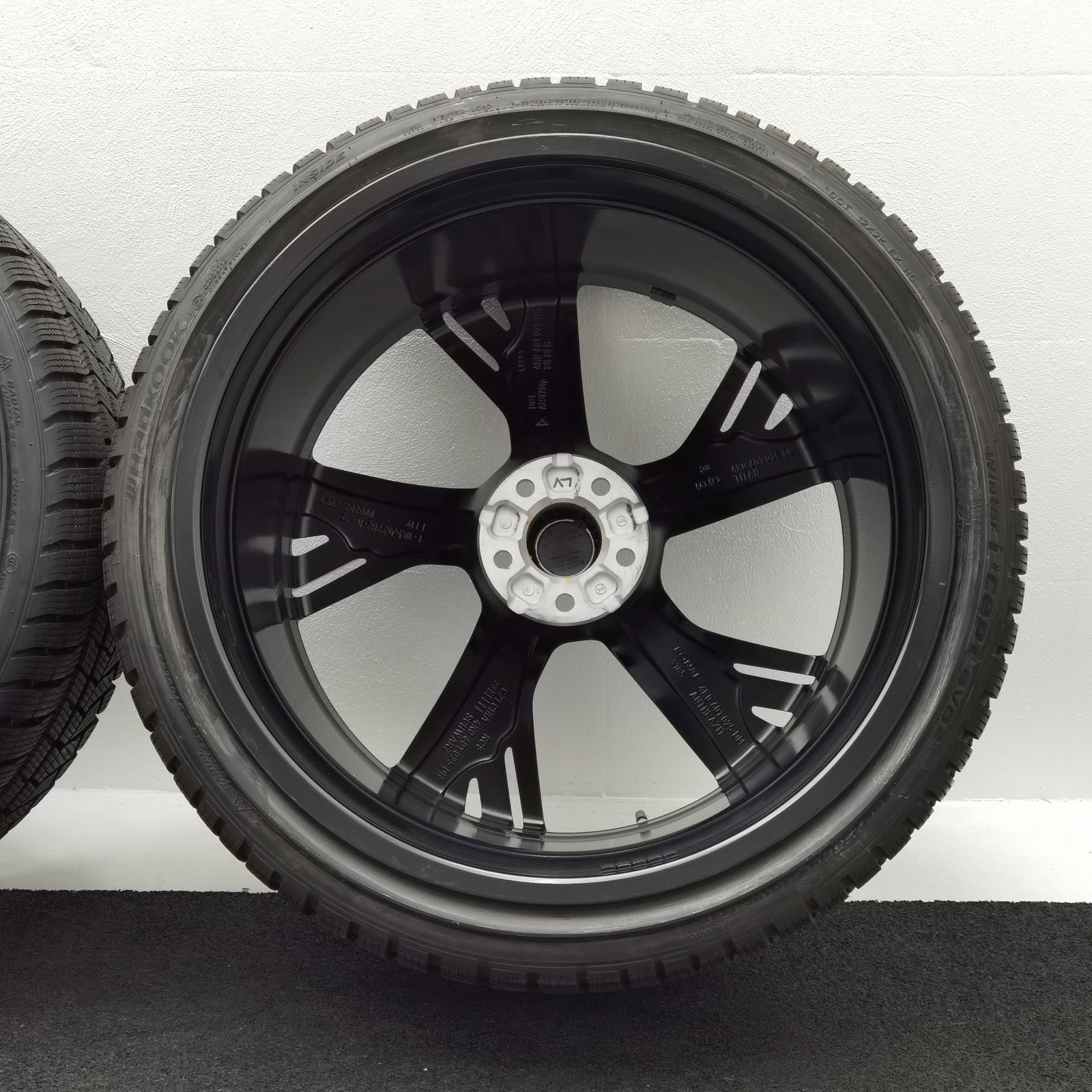 22 Zoll Audi 5-V-Speichen-Trapez Schwarz glänzend Winterräder / Hankook Winter i*cept evo2 (AO) 285/30 R22 – Bild 9