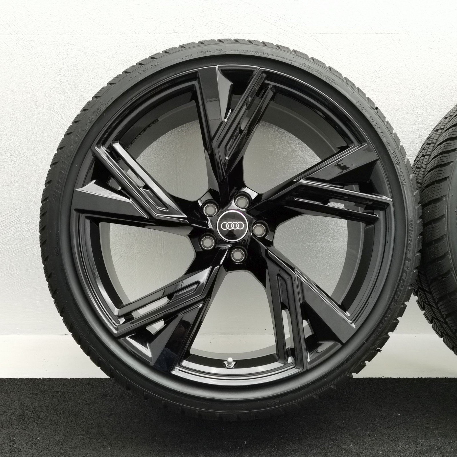 22 Zoll Audi 5-V-Speichen-Trapez Schwarz glänzend Winterräder / Hankook Winter i*cept evo2 (AO) 285/30 R22 – Bild 3