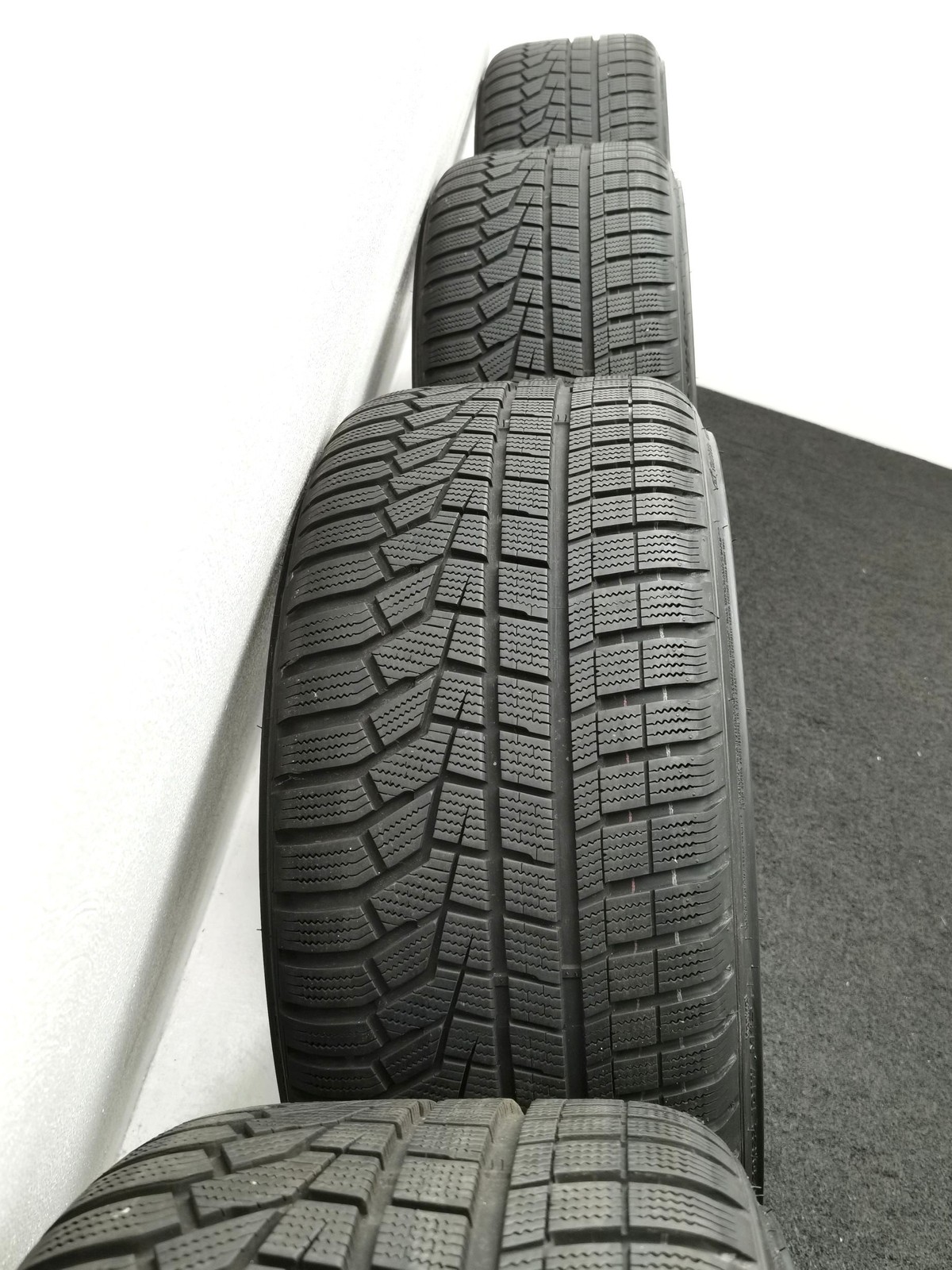 22 Zoll Audi 5-V-Speichen-Trapez Schwarz glänzend Winterräder / Hankook Winter i*cept evo2 (AO) 285/30 R22 – Bild 2