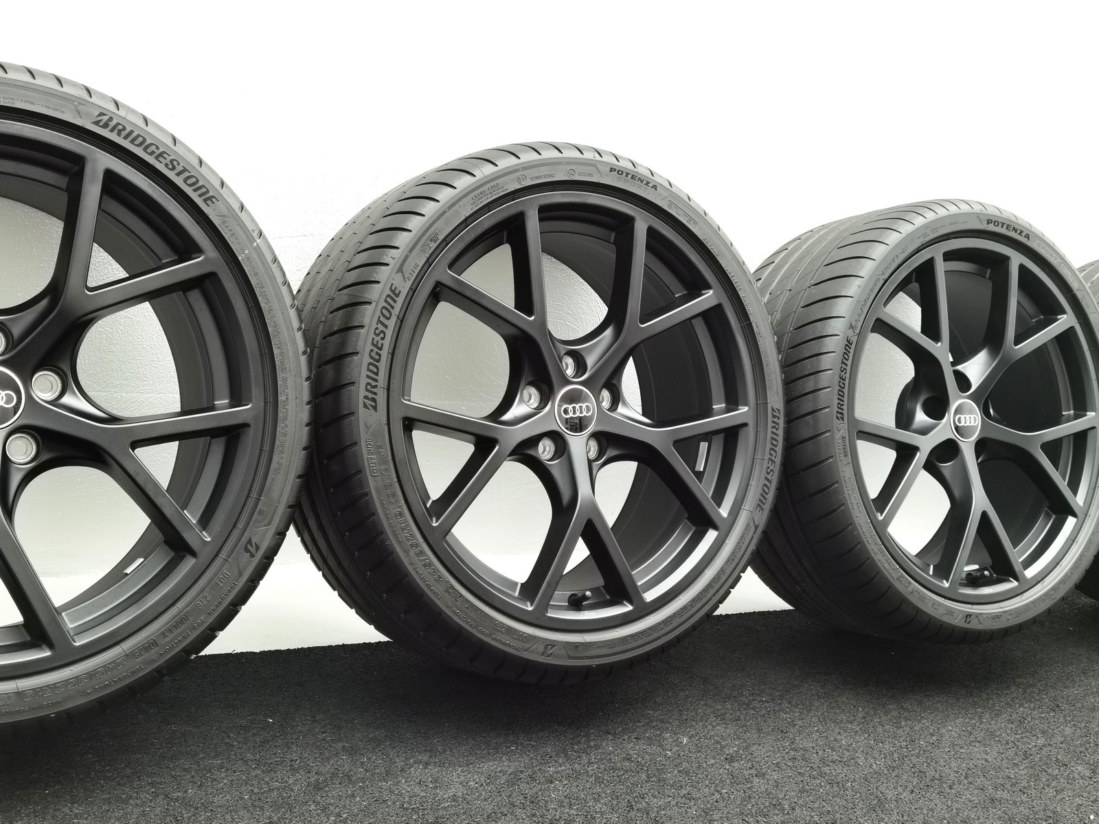 19 Zoll Audi 5-Y-Speichen Schwarz matt Sommerräder / Bridgestone Potenza Sport R01 265/30 R19