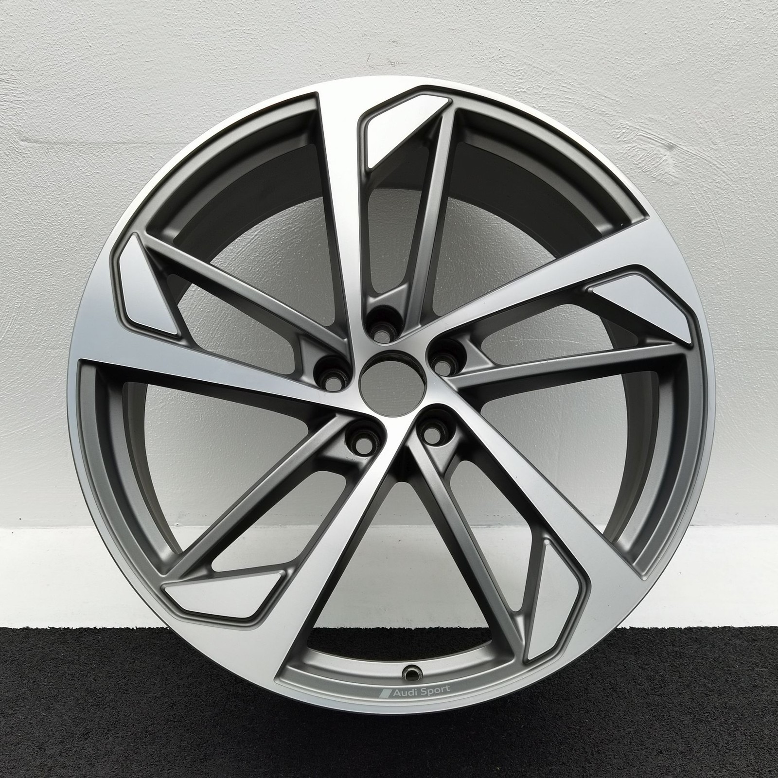 21 Zoll Audi 5-Arm-Trapezoid Titan matt, glanzgedreht Alufelge