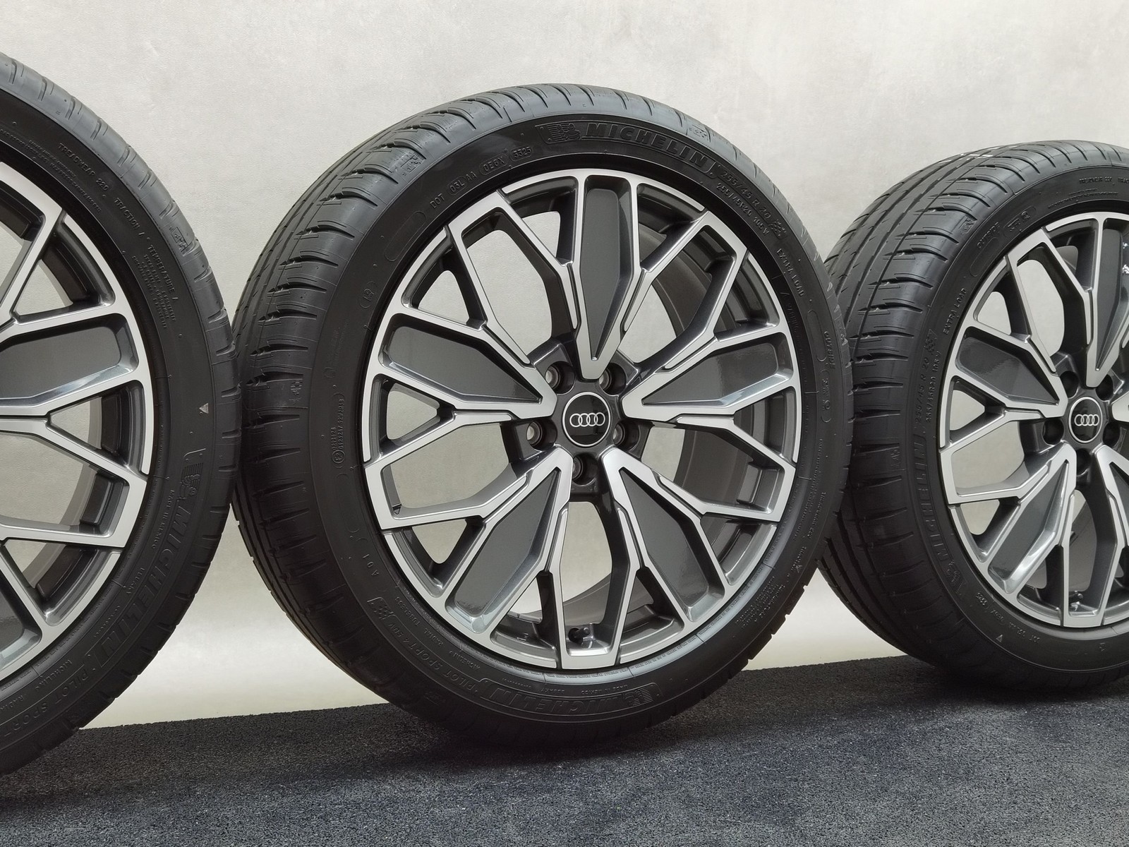 20 Zoll Audi 5-Doppel-Y-Speichen Graphitgrau, glanzgedreht Sommerräder / Michelin Pilot Sport 4 SUV 255/45 R20