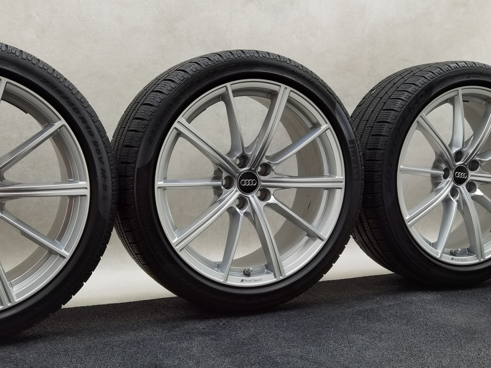 19 Zoll Audi 10-Speichen-Stern Silber Winterräder / Pirelli Winter 240 Sottozero Serie II 235/40 R19