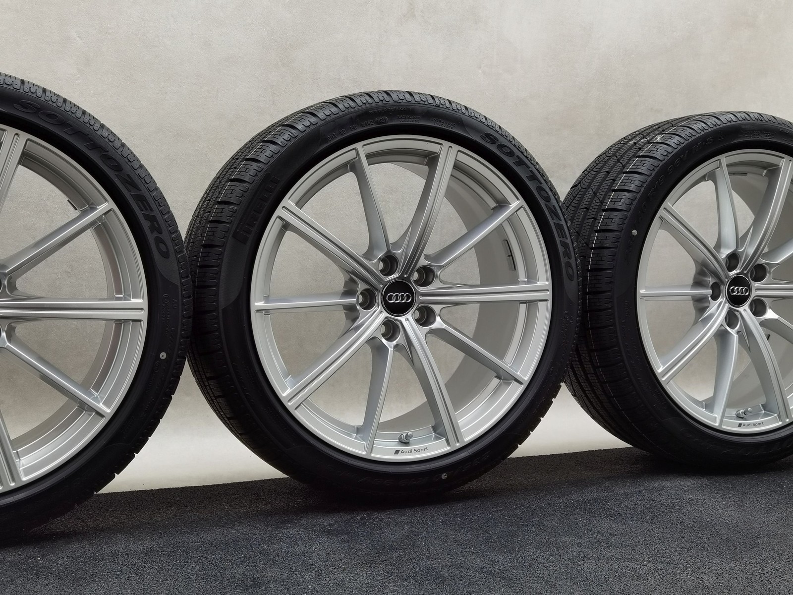19 Zoll Audi 10-Speichen-Stern Silber Winterräder / Pirelli Winter 240 Sottozero Serie II 235/40 R19