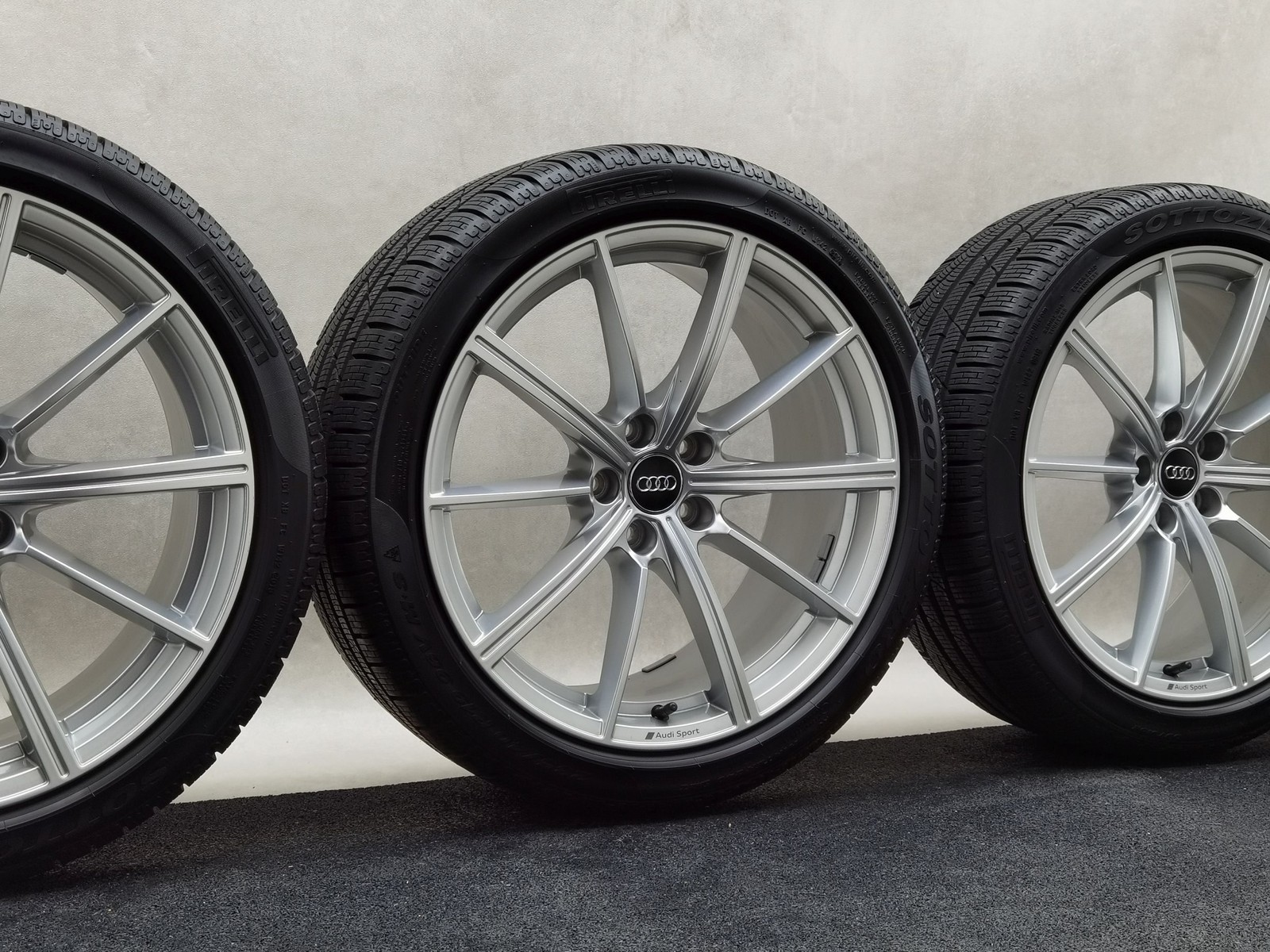19 Zoll Audi 10-Speichen-Stern Silber Winterräder / Pirelli Winter 240 Sottozero Serie II 235/40 R19
