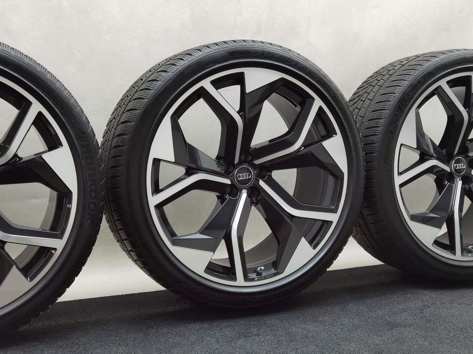 23 Zoll Audi 5-Y-Speichen-Rotor Anthrazitschwarz glänzend, glanzgedreht Winterräder / Hankook Winter i*cept evo2 SUV W320A AO 295/35 R23