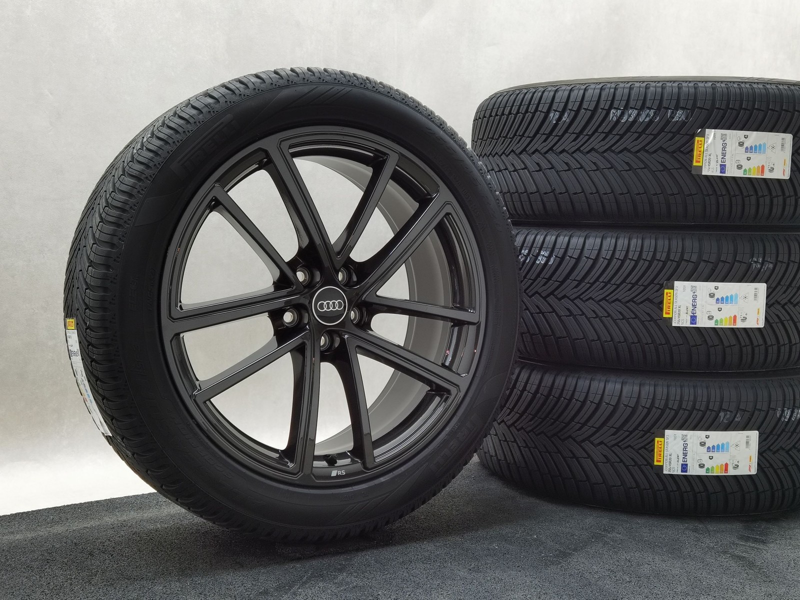 20 Zoll Audi 5-Doppelspeichen (Audi Sport) Schwarz metallic Ganzjahresräder / Pirelli Scorpion All Season SF3 NCS 255/45 R20