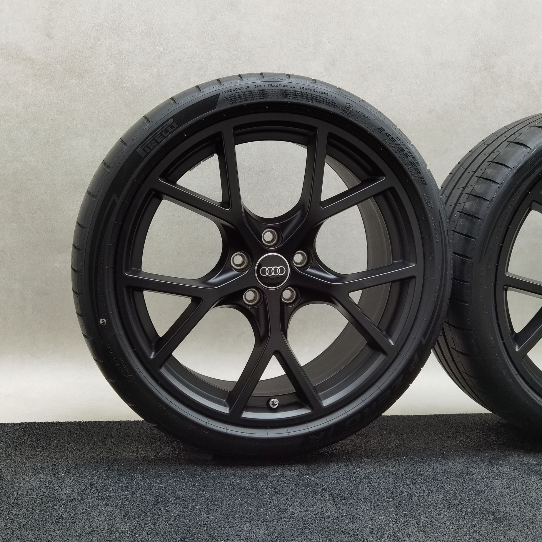 19 Zoll Audi 5-Y-Speichen Schwarz matt Sommerräder / Pirelli P-Zero R (R1) 265/30 R19 – Bild 3