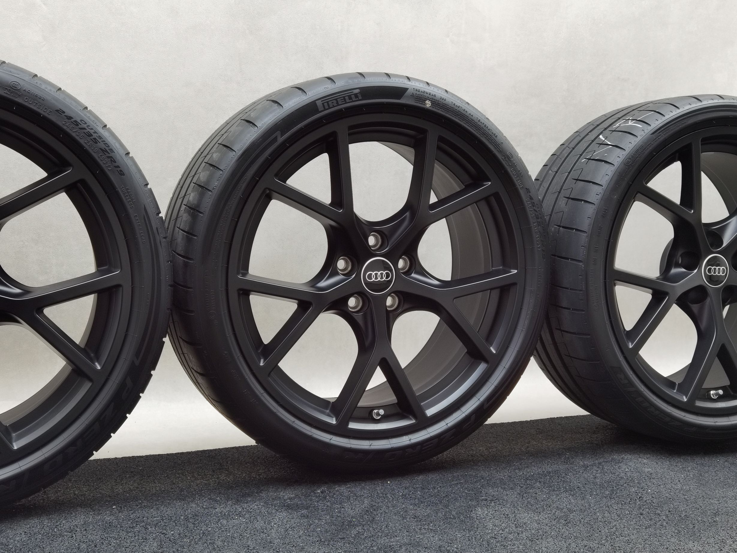 19 Zoll Audi 5-Y-Speichen Schwarz matt Sommerräder / Pirelli P-Zero R (R1) 265/30 R19