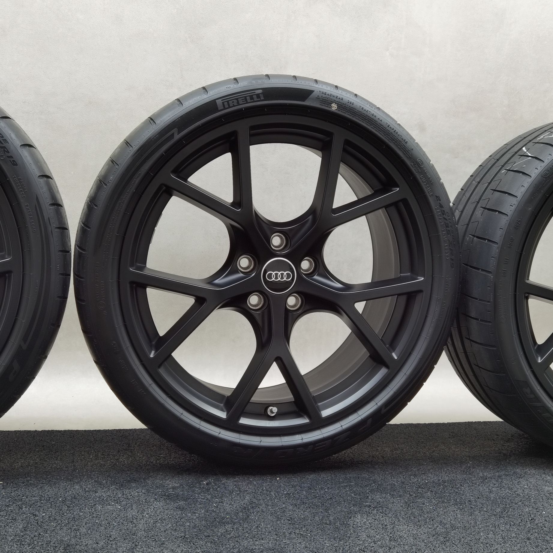 19 Zoll Audi 5-Y-Speichen Schwarz matt Sommerräder / Pirelli P-Zero R (R1) 265/30 R19 – Bild 4