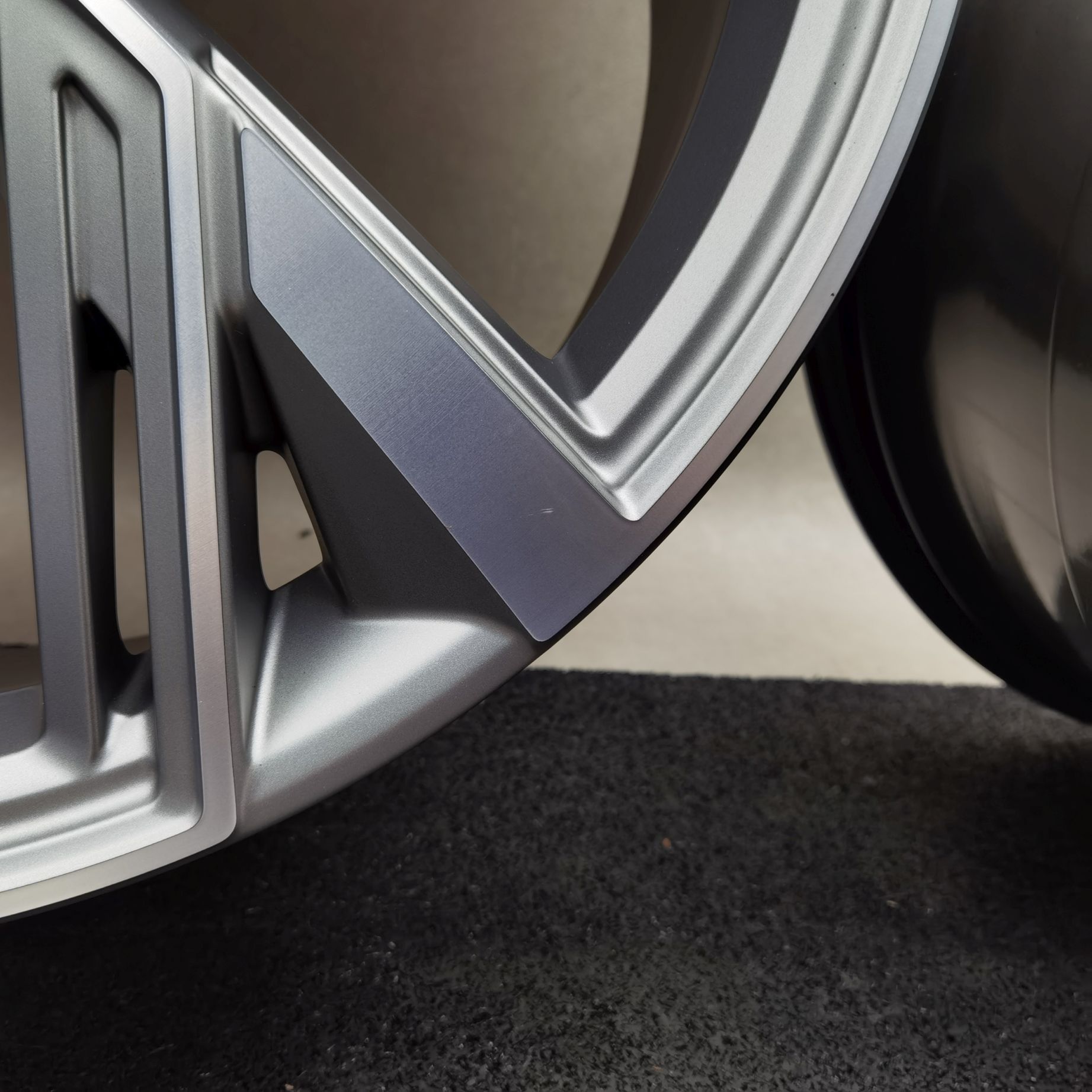 22 Zoll Audi 5-V-Speichen-Trapez Titan matt, glanzgedreht Alufelgen – Bild 5