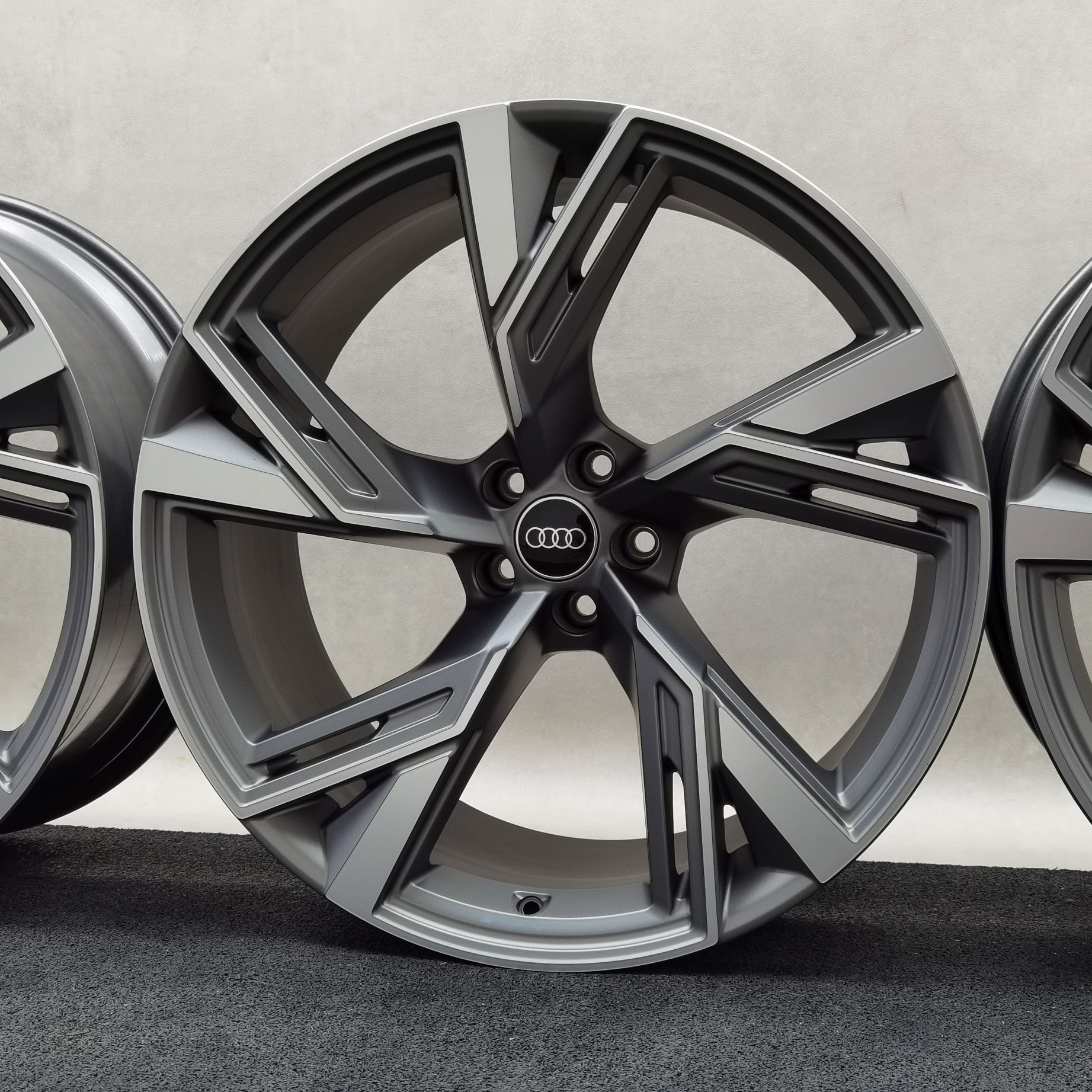 22 Zoll Audi 5-V-Speichen-Trapez Titan matt, glanzgedreht Alufelgen – Bild 4