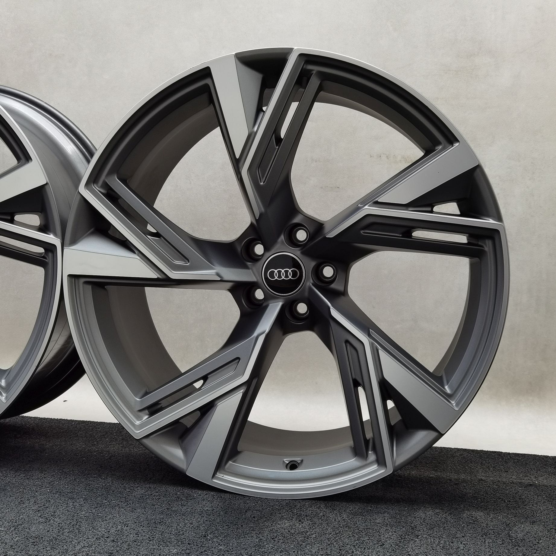 22 Zoll Audi 5-V-Speichen-Trapez Titan matt, glanzgedreht Alufelgen – Bild 6