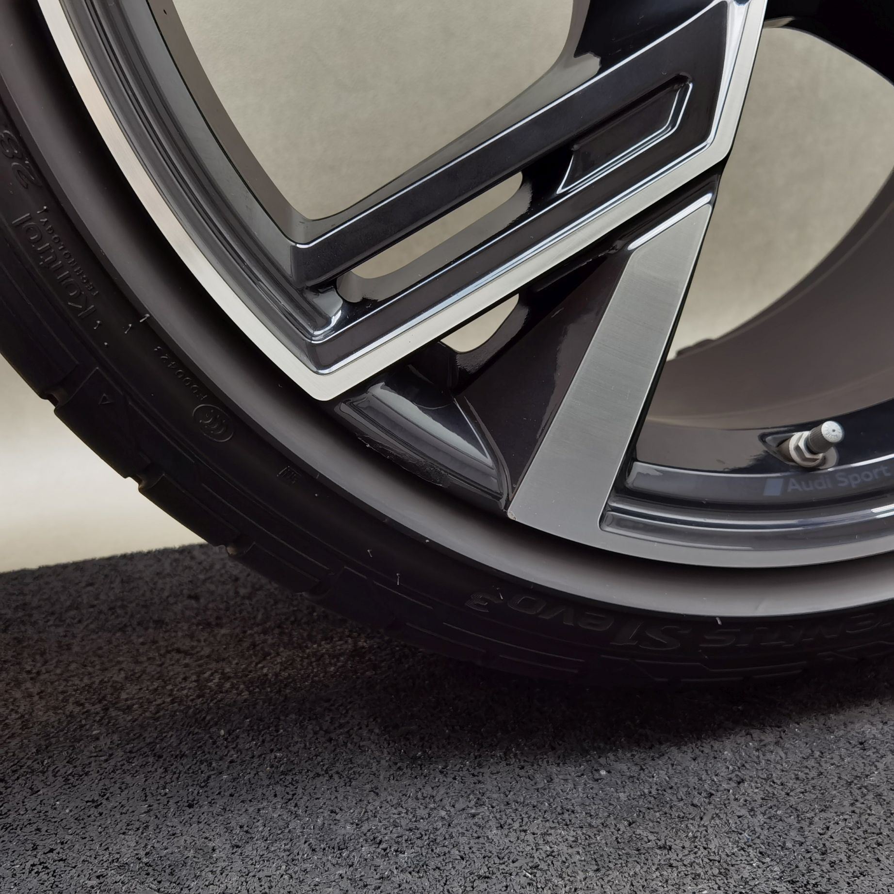 22 Zoll Audi 5-V-Speichen-Trapez Anthrazit glänzend, glanzgedreht Sommerräder / Hankook Ventus S1 evo3 (soundabsorber) (AO) 285/30 R22 – Bild 8