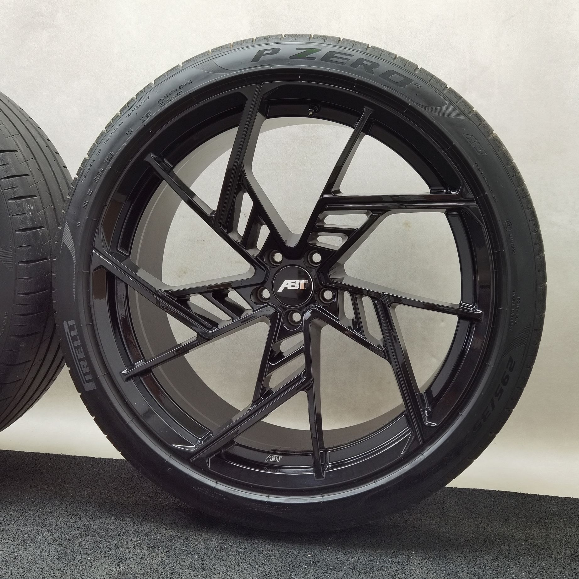 23 Zoll ABT Sportsline IR23 Glossy black Sommerräder / Pirelli P-Zero (PZ4) AO 295/35 R23 – Bild 9