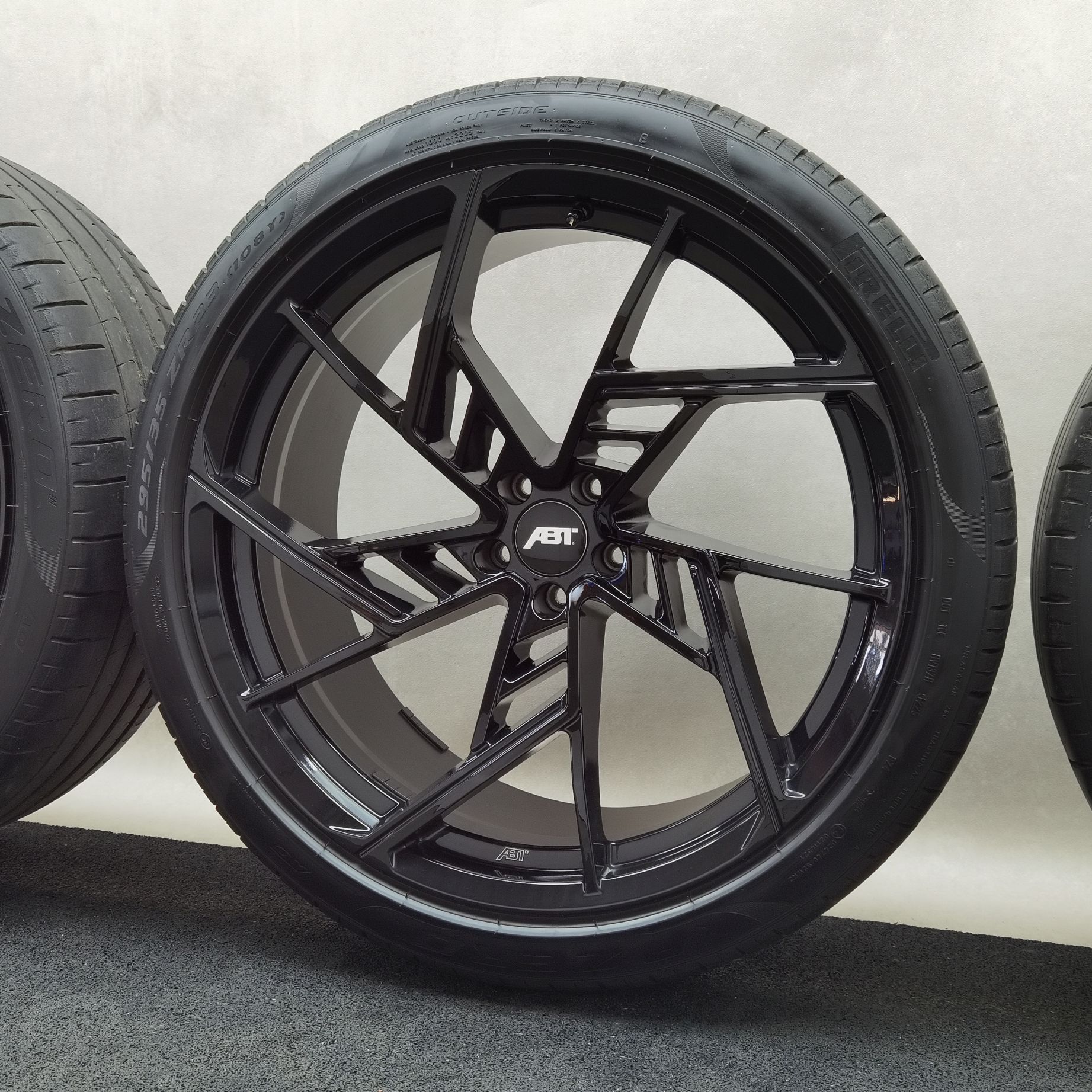 23 Zoll ABT Sportsline IR23 Glossy black Sommerräder / Pirelli P-Zero (PZ4) AO 295/35 R23 – Bild 8