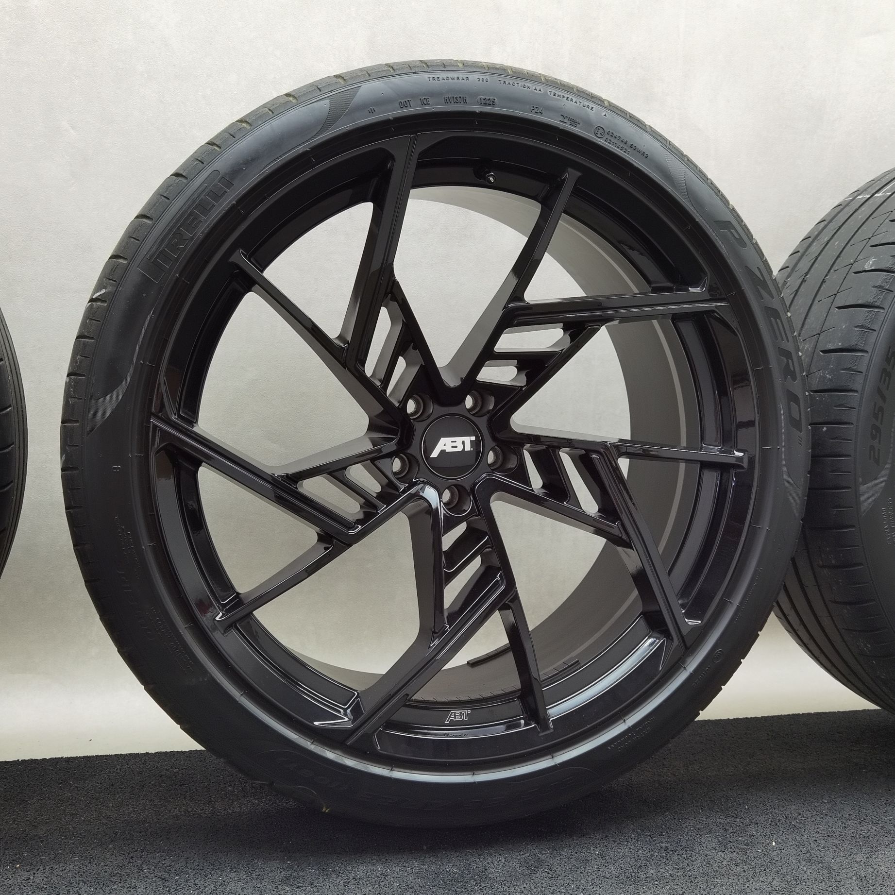 23 Zoll ABT Sportsline IR23 Glossy black Sommerräder / Pirelli P-Zero (PZ4) AO 295/35 R23 – Bild 6