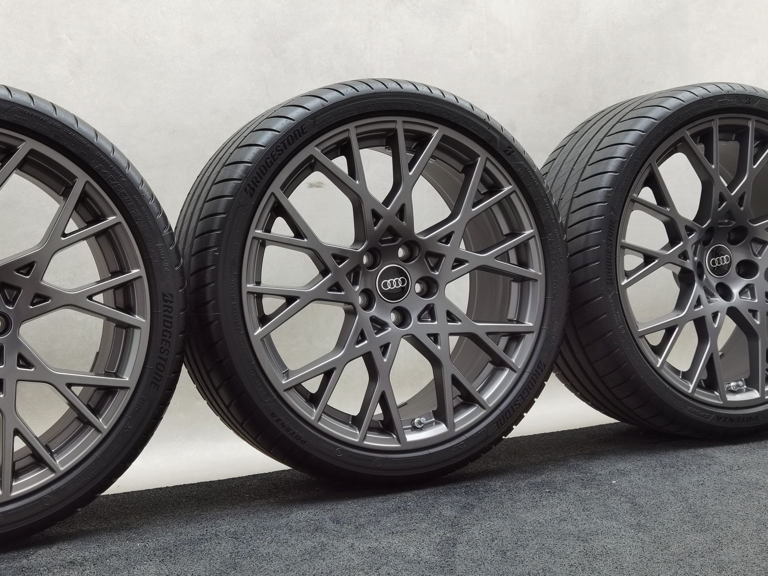 19 Zoll Audi 10-Kreuzspeichen Grau seidenmatt Sommerräder / Bridgestone Potenza Sport R2 Enliten 265/30 R19