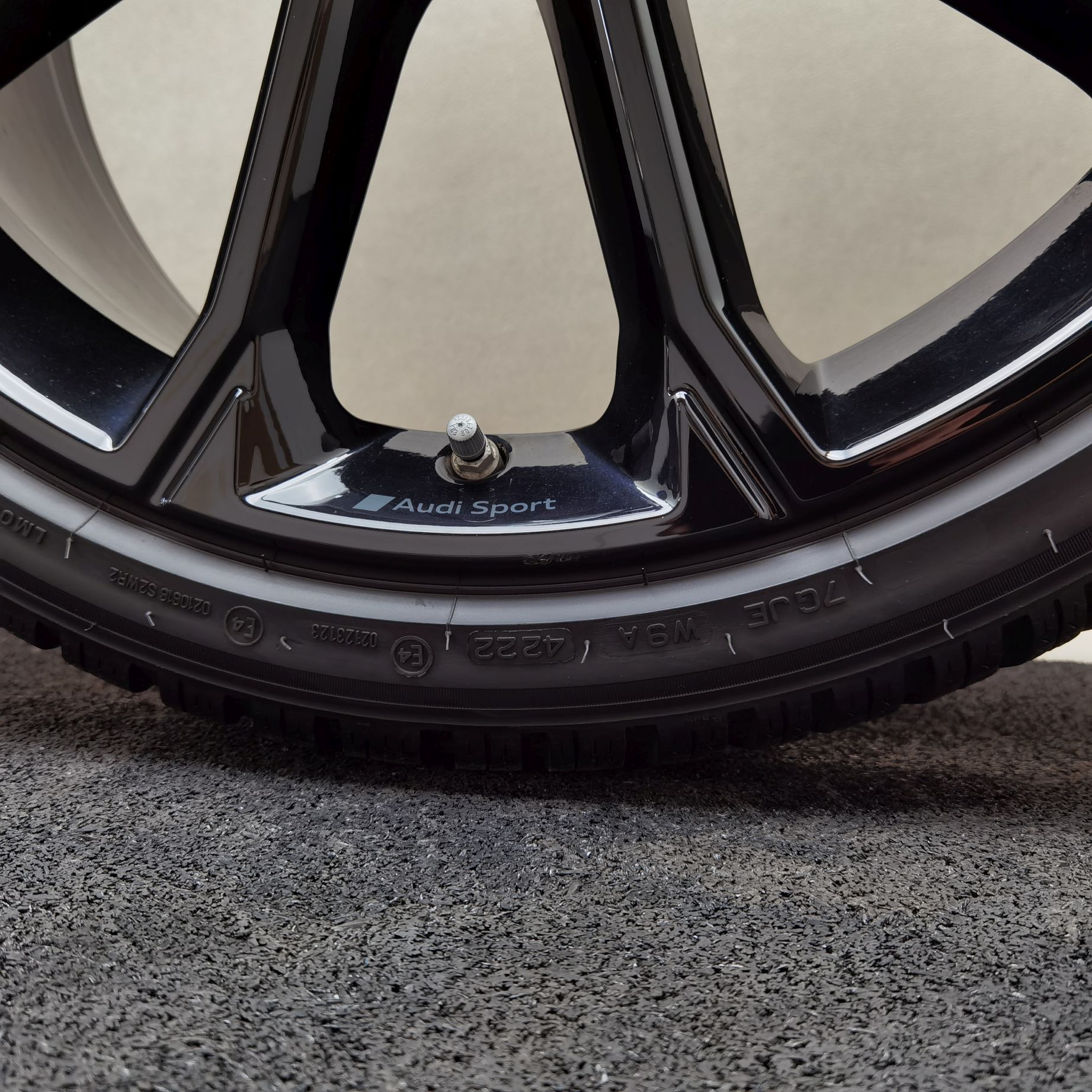 21 Zoll Audi 5-V-Speichen-Polygon Schwarz glänzend Winterräder / Bridgestone Blizzak LM005 255/35 R21 – Bild 7