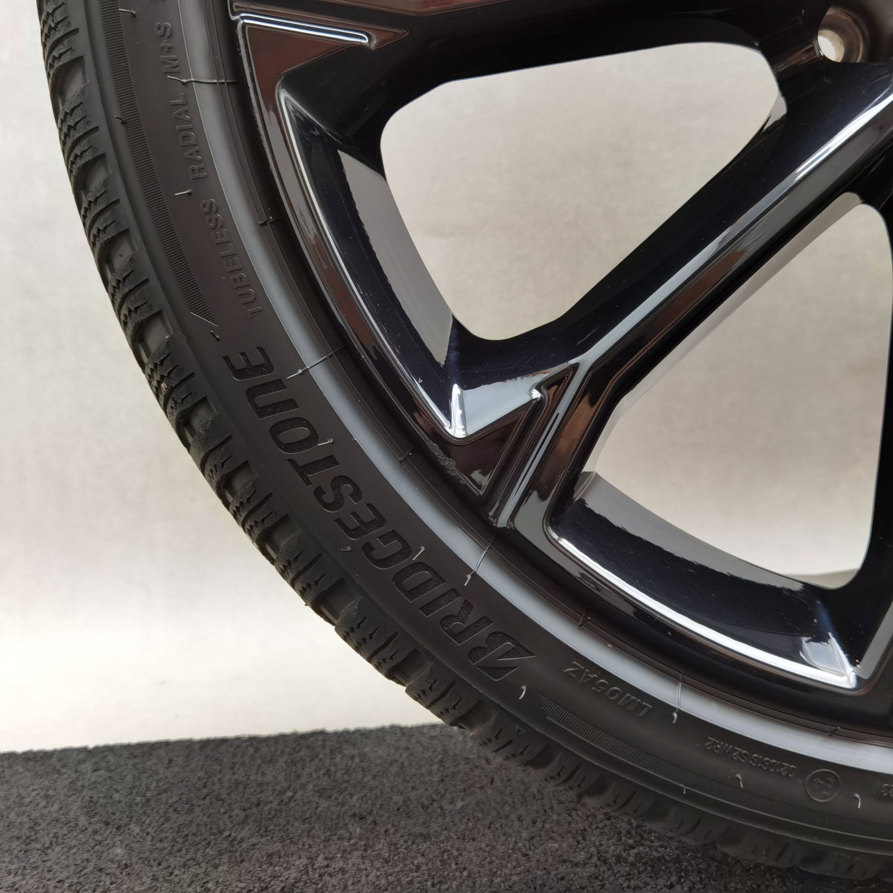 21 Zoll Audi 5-V-Speichen-Polygon Schwarz glänzend Winterräder / Bridgestone Blizzak LM005 255/35 R21 – Bild 4