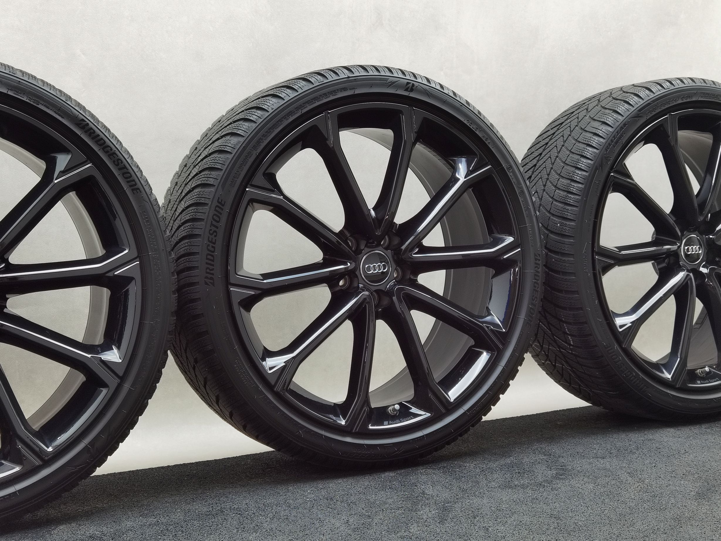 21 Zoll Audi 5-V-Speichen-Polygon Schwarz glänzend Winterräder / Bridgestone Blizzak LM005 255/35 R21