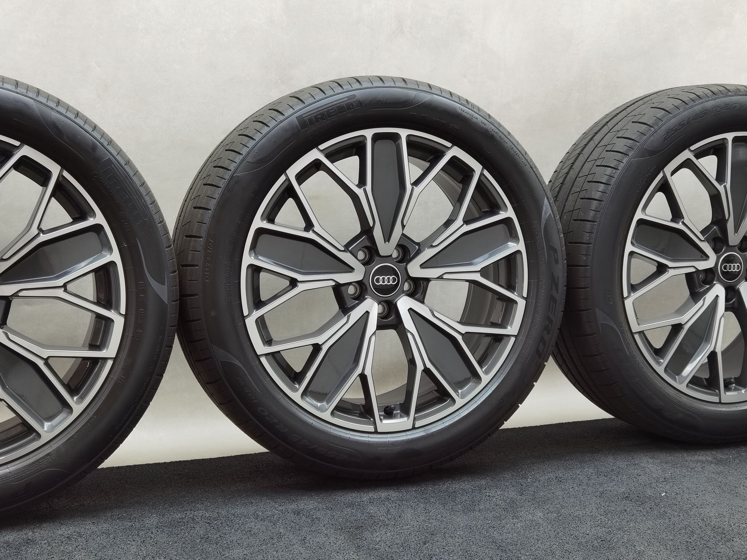 20 Zoll Audi 5-Doppel-Y-Speichen Graphitgrau, glanzgedreht Sommerräder / Pirelli P-Zero (PZ4) R1 255/45 R20