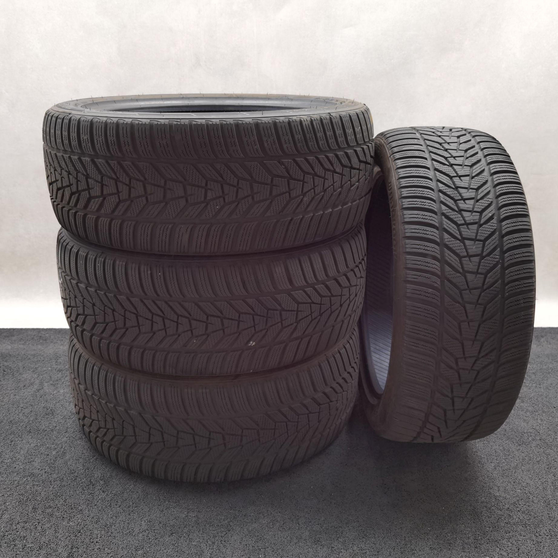 Hankook Winter i*cept evo3 (W330) 245/45 R19 Winterreifen – Bild 1